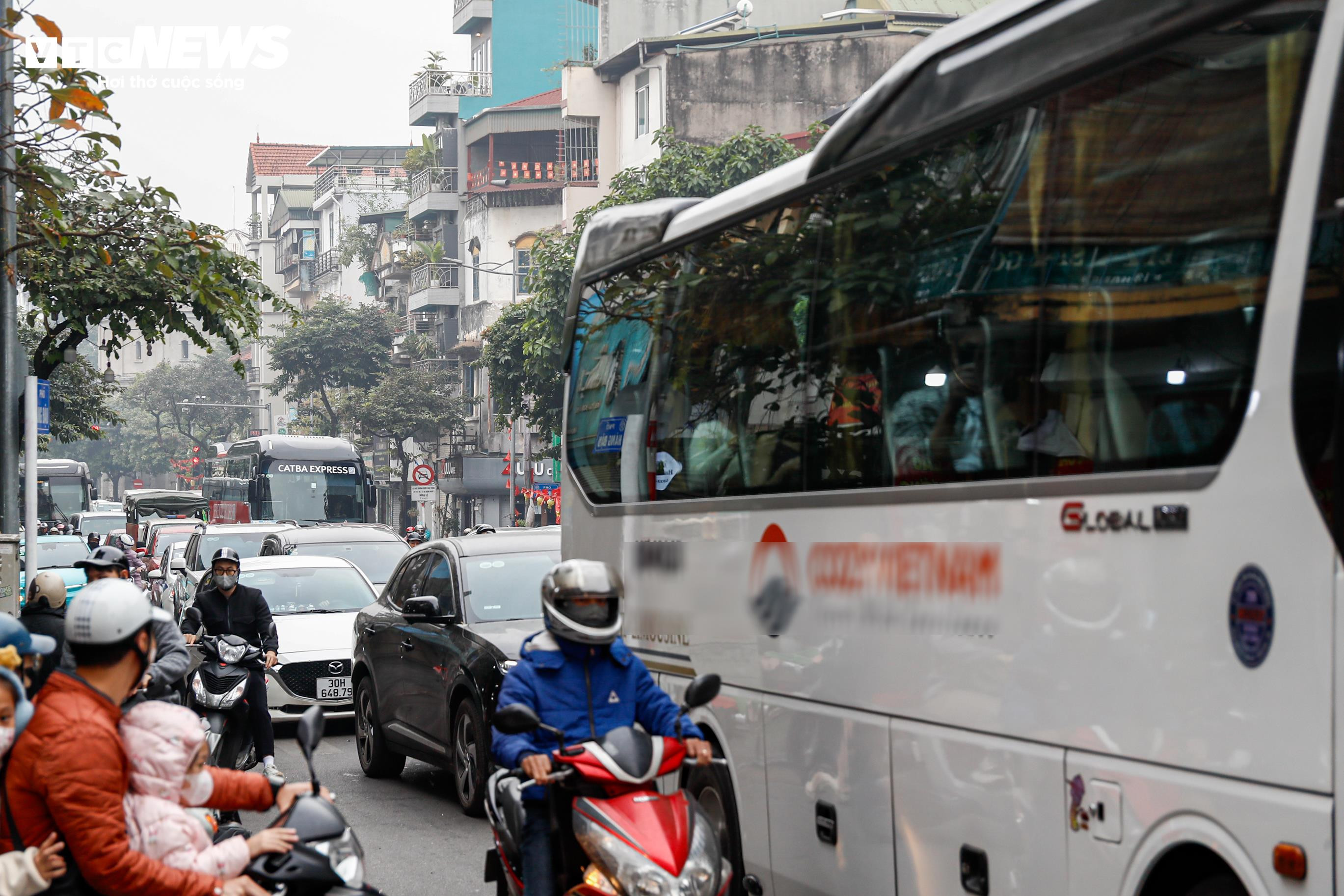 Bất chấp giờ cấm, xe khách trên 16 chỗ vẫn nườm nượp đi vào phố cổ Hà Nội - 4