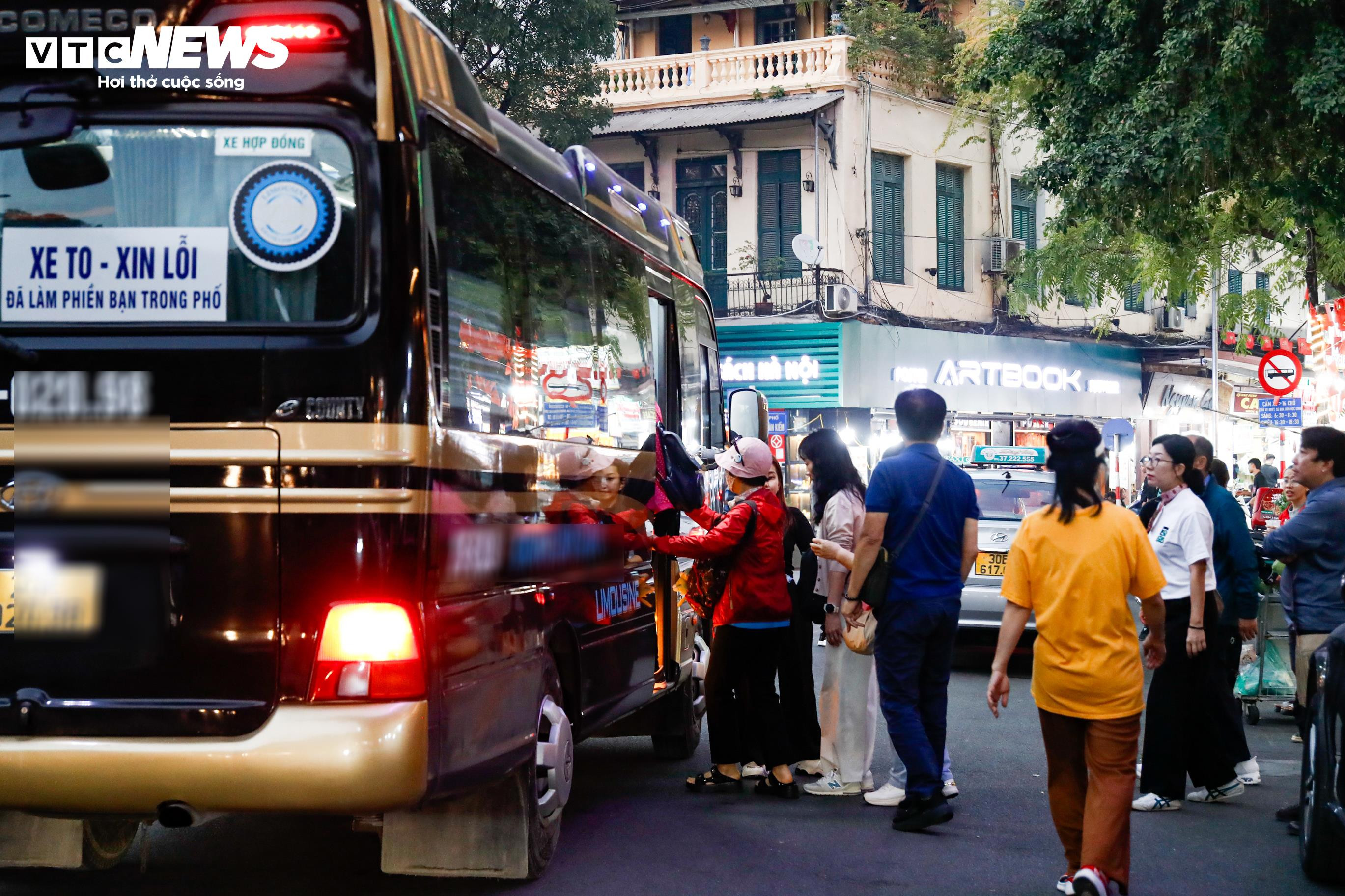 Bất chấp giờ cấm, xe khách trên 16 chỗ vẫn nườm nượp đi vào phố cổ Hà Nội - 14