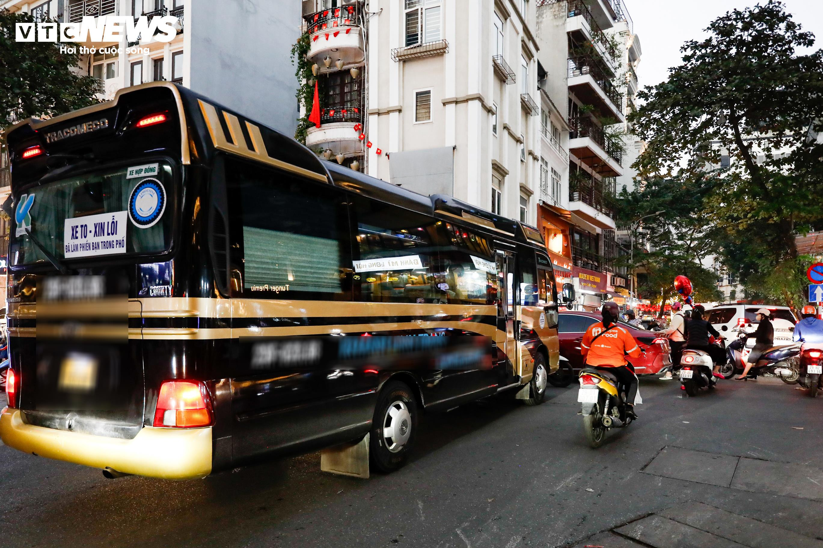 Bất chấp giờ cấm, xe khách trên 16 chỗ vẫn nườm nượp đi vào phố cổ Hà Nội - 16