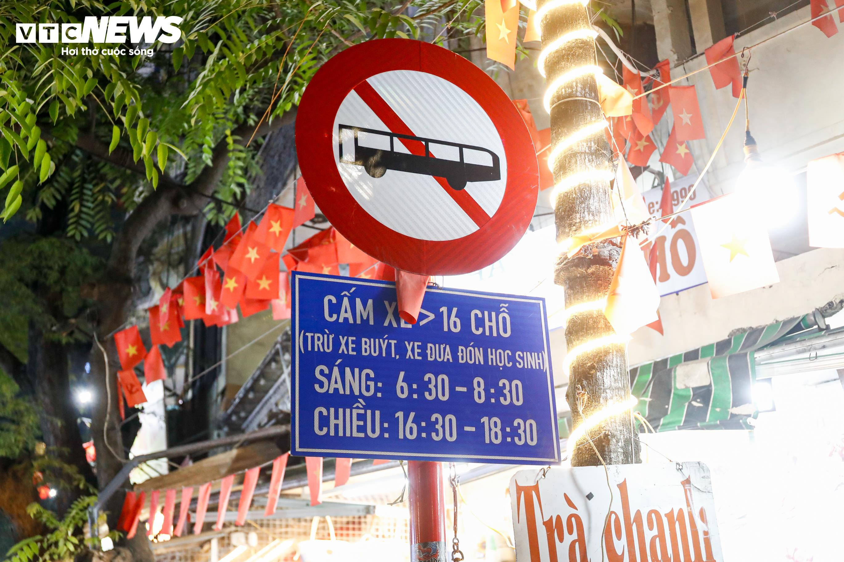 Bất chấp giờ cấm, xe khách trên 16 chỗ vẫn nườm nượp đi vào phố cổ Hà Nội - 15