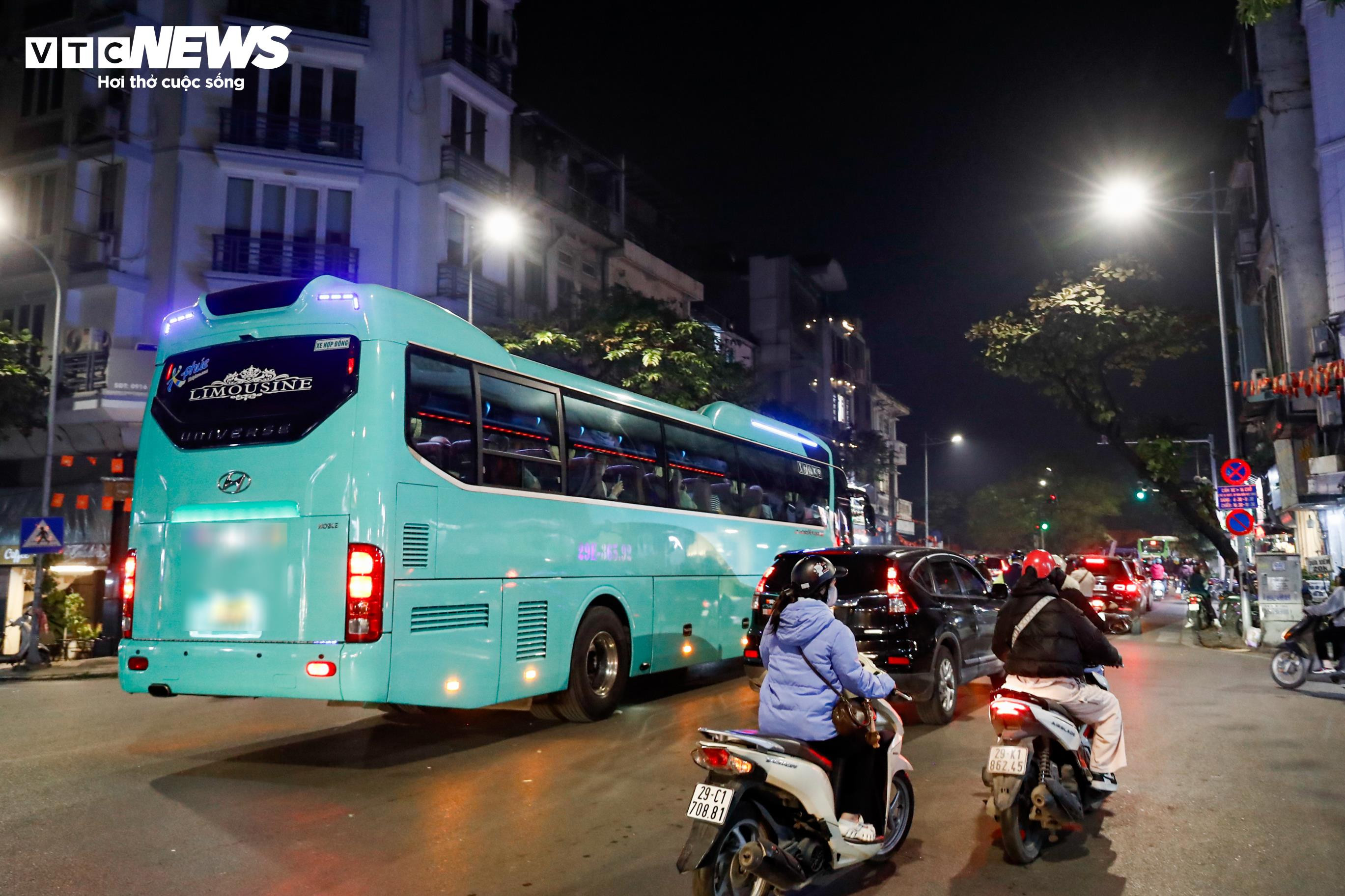 Bất chấp giờ cấm, xe khách trên 16 chỗ vẫn nườm nượp đi vào phố cổ Hà Nội - 17