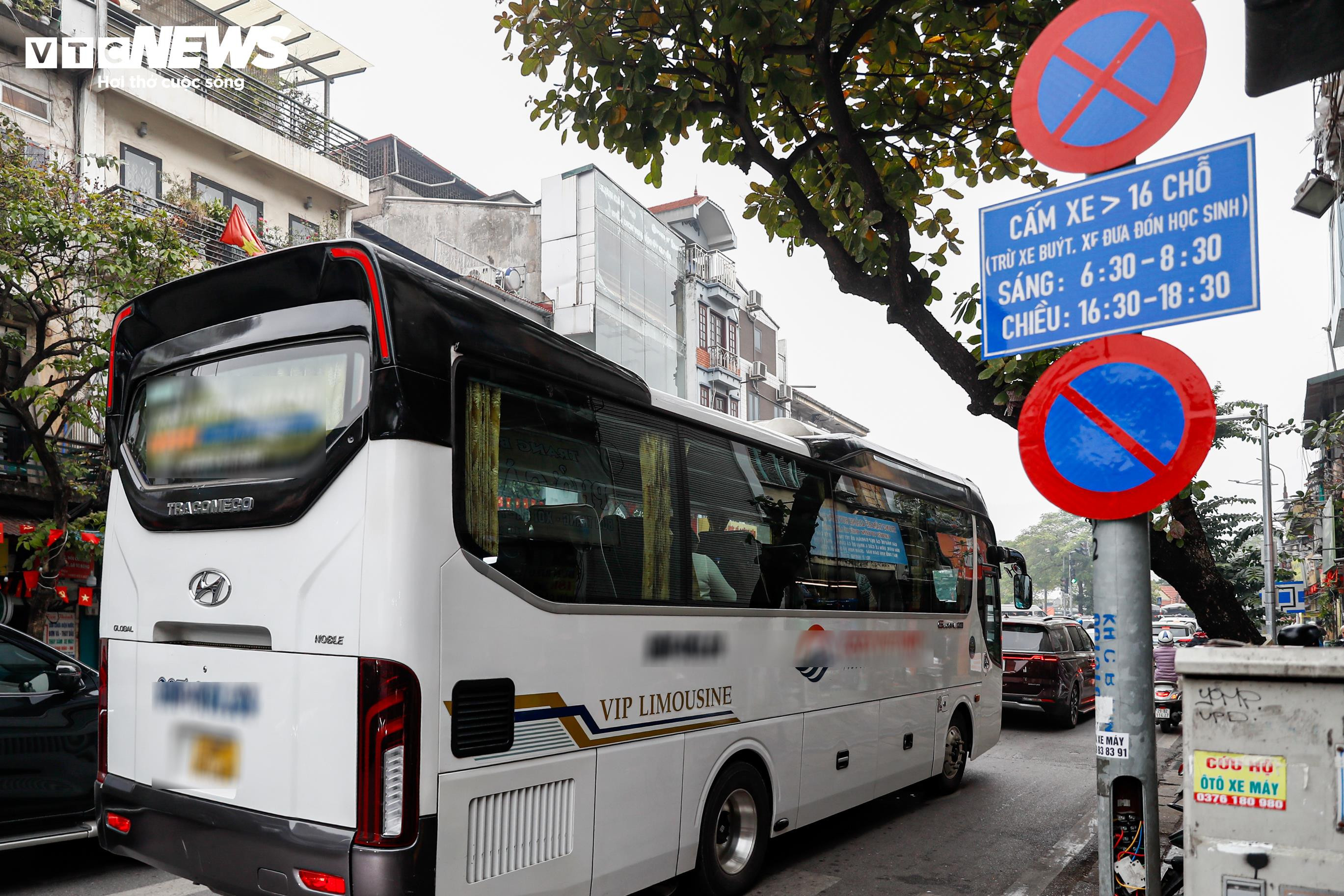 Bất chấp giờ cấm, xe khách trên 16 chỗ vẫn nườm nượp đi vào phố cổ Hà Nội - 1