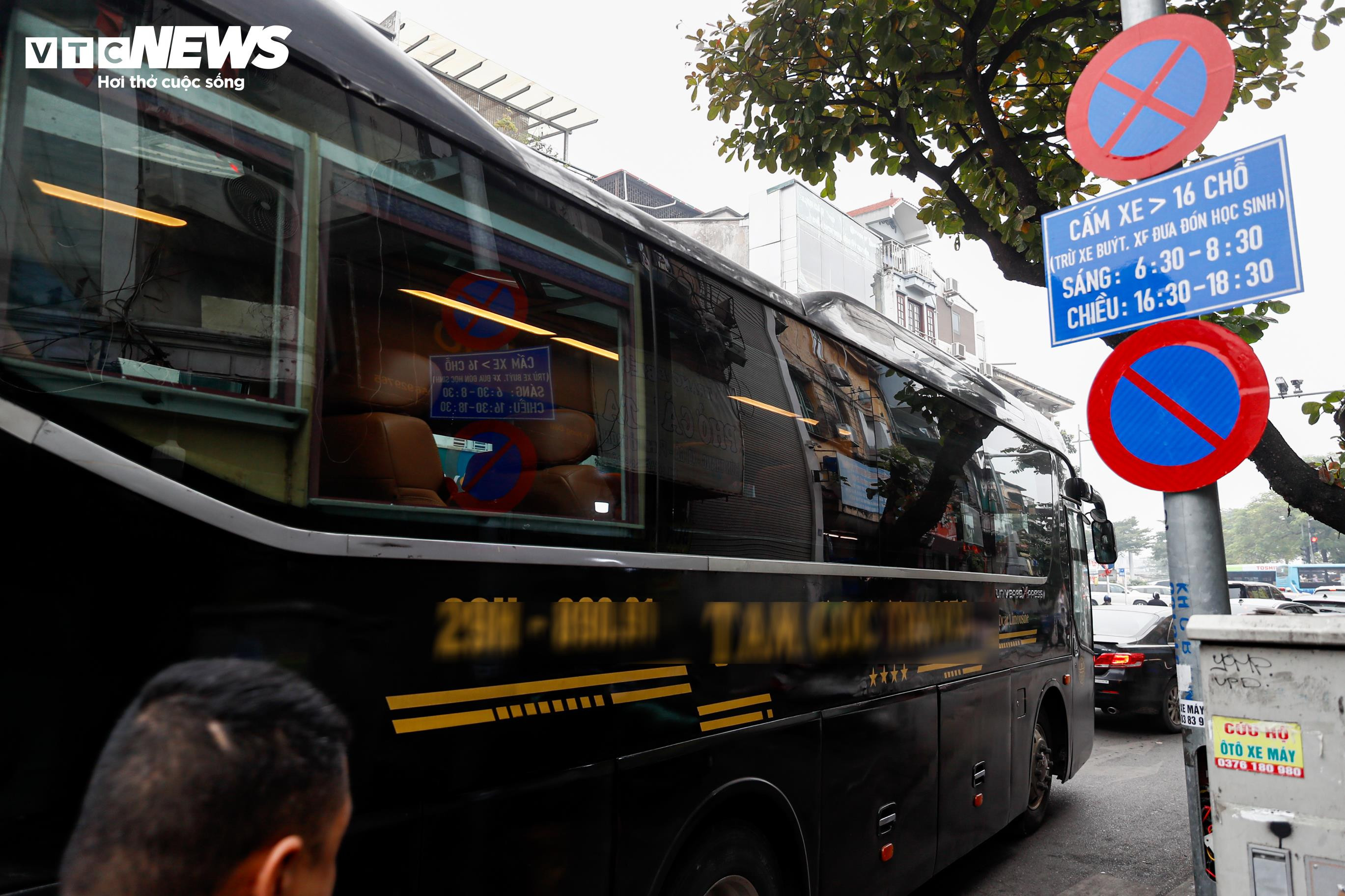 Bất chấp giờ cấm, xe khách trên 16 chỗ vẫn nườm nượp đi vào phố cổ Hà Nội - 5