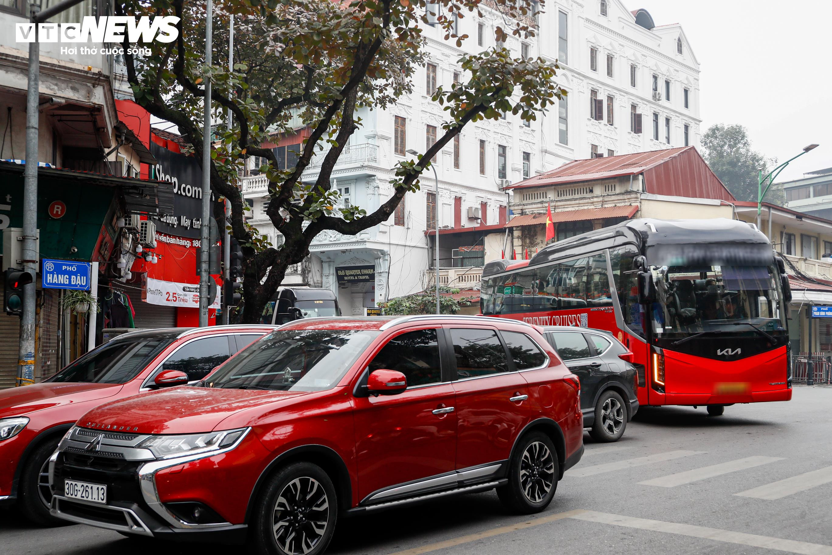 Bất chấp giờ cấm, xe khách trên 16 chỗ vẫn nườm nượp đi vào phố cổ Hà Nội - 6