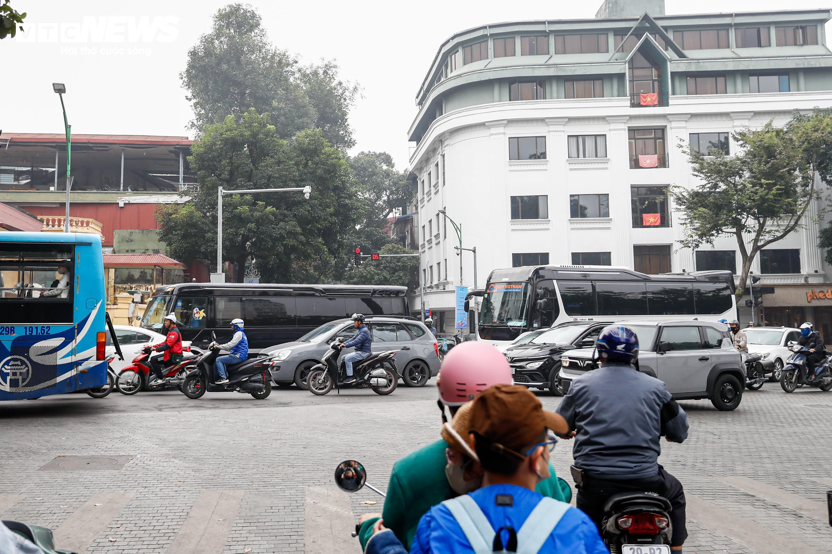 Bất chấp giờ cấm, xe khách trên 16 chỗ vẫn nườm nượp đi vào phố cổ Hà Nội - 7