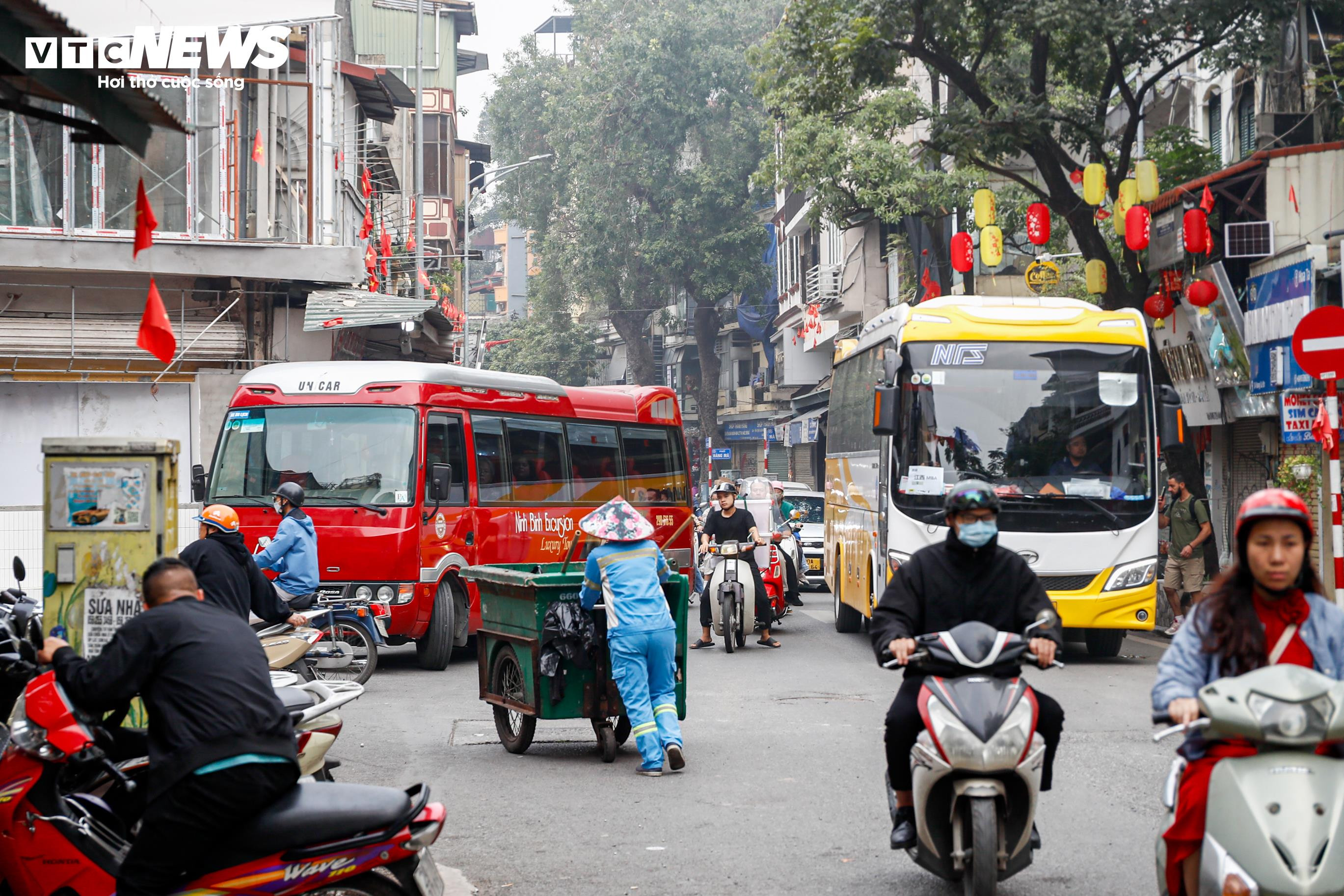 Bất chấp giờ cấm, xe khách trên 16 chỗ vẫn nườm nượp đi vào phố cổ Hà Nội - 19