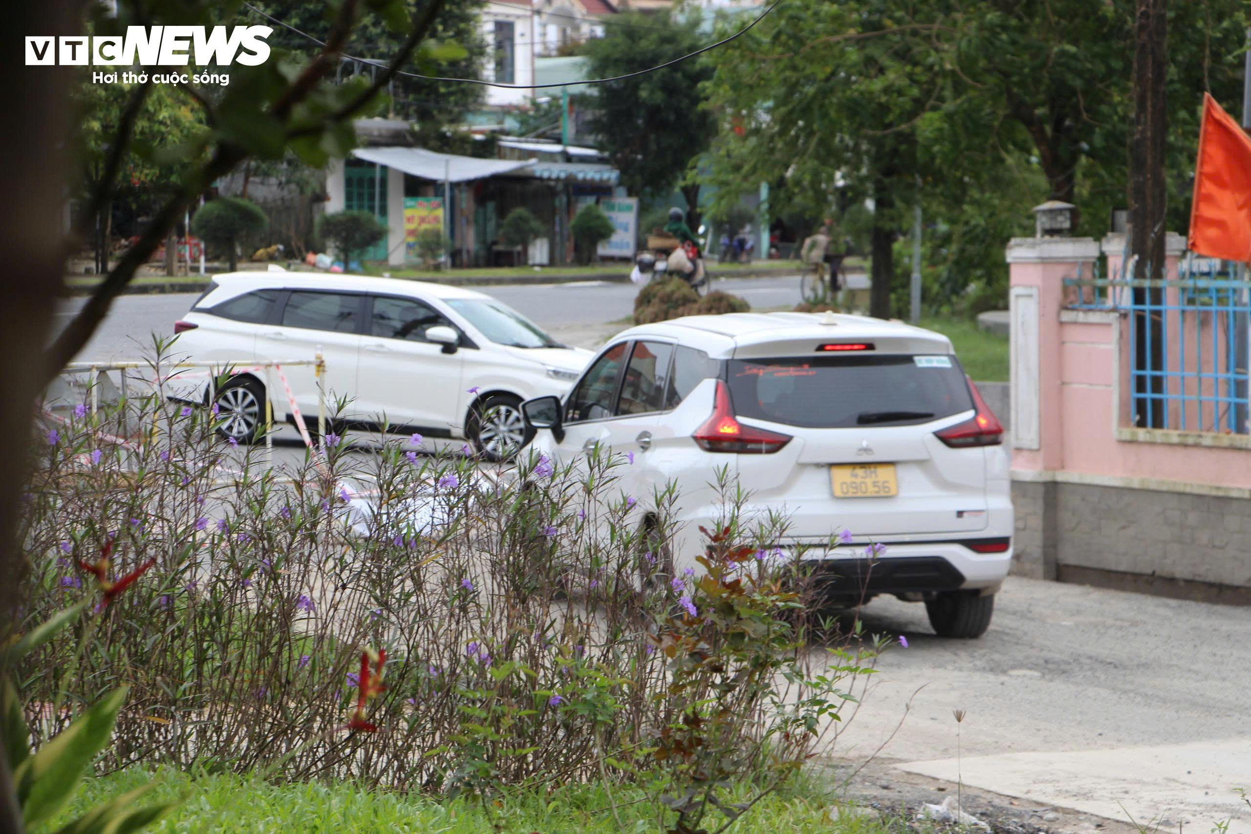 Ô tô ùn ùn né trạm thu phí, 'đại náo' các khu dân cư ở Đà Nẵng - 12