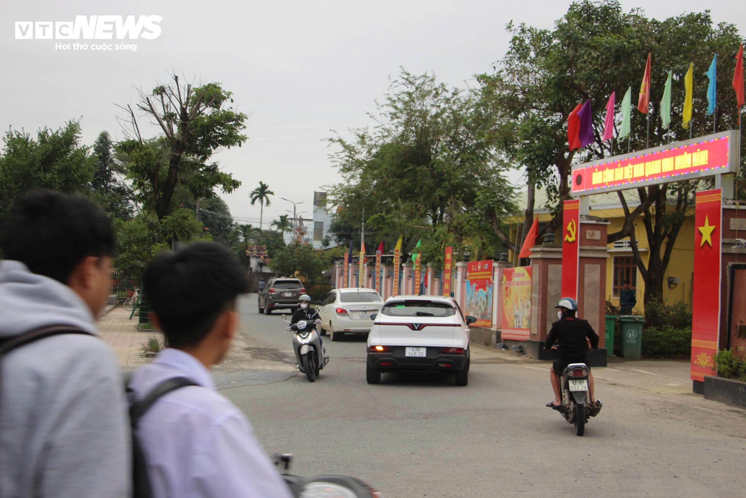 Ô tô ùn ùn né trạm thu phí, 'đại náo' các khu dân cư ở Đà Nẵng - 2