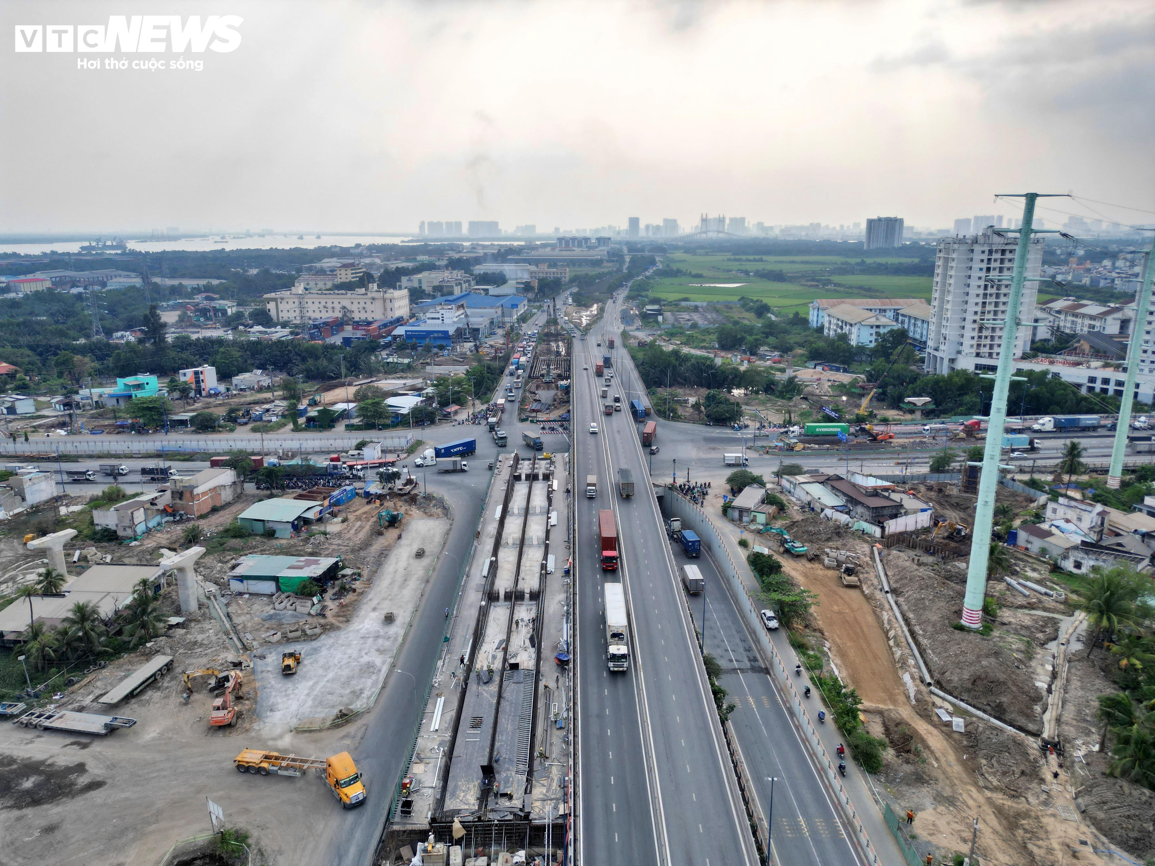 Nút giao kẹt xe bậc nhất TP.HCM tăng tốc thi công sau nhiều lần chậm tiến độ - 1