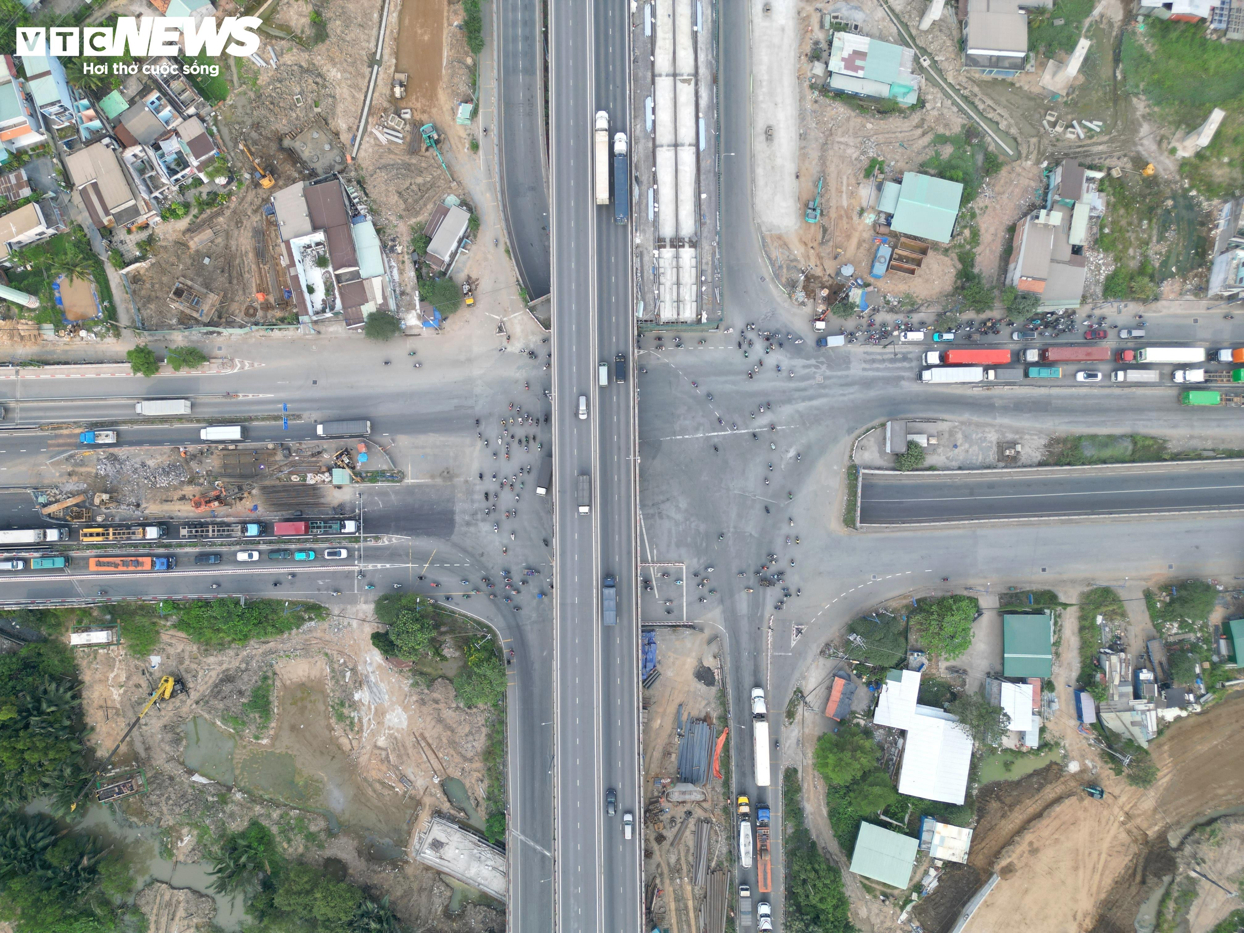 Nút giao kẹt xe bậc nhất TP.HCM tăng tốc thi công sau nhiều lần chậm tiến độ - 2