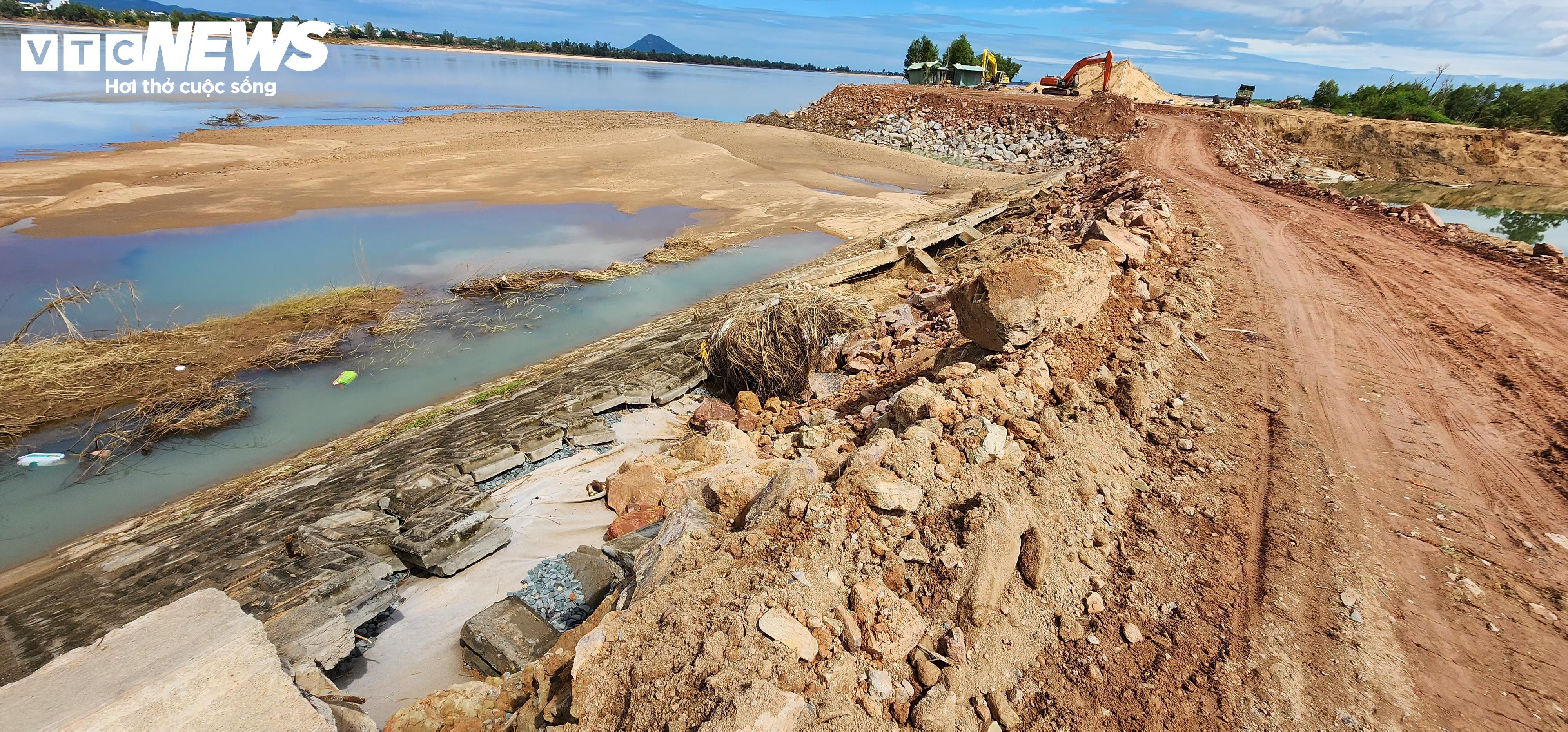 Bờ kè gần 150 tỷ ở Đắk Lắk mới đưa vào sử dụng 2 năm đã tan nát - 2