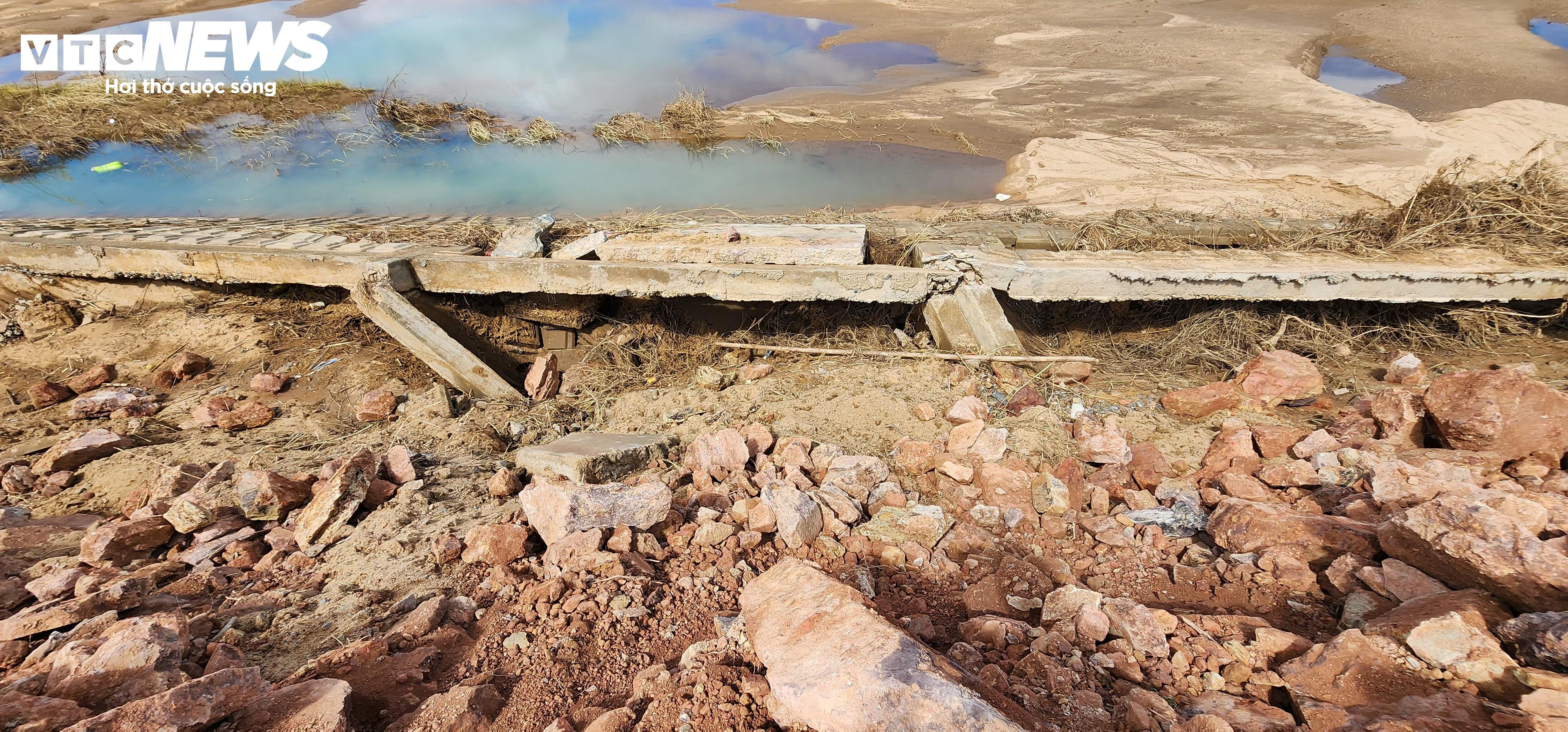 Bờ kè gần 150 tỷ ở Đắk Lắk mới đưa vào sử dụng 2 năm đã tan nát - 5