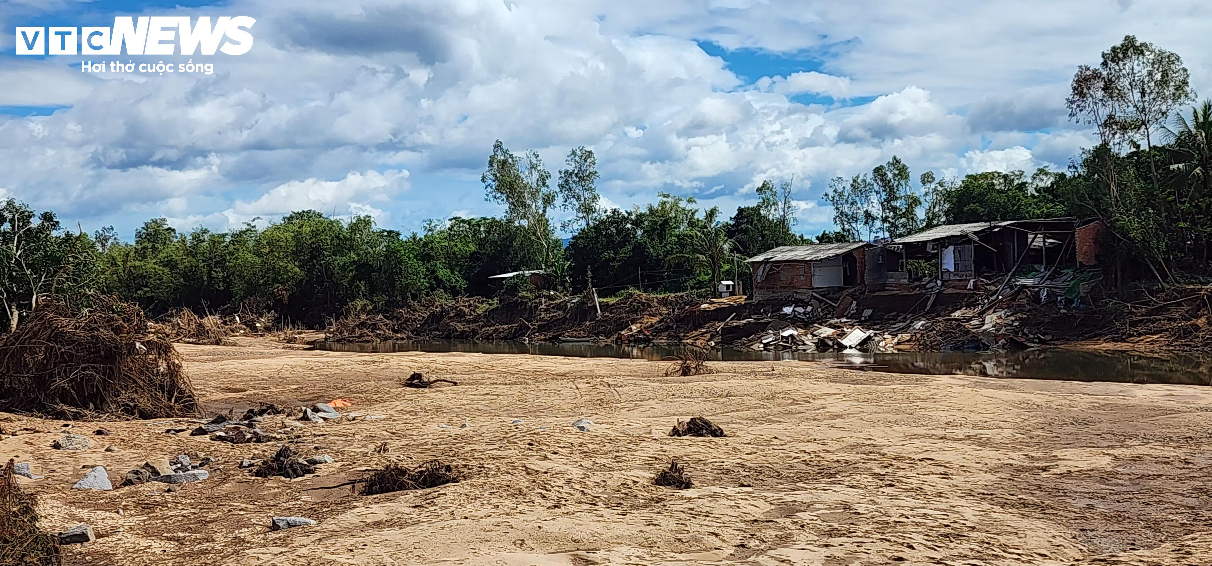 Bờ kè gần 150 tỷ ở Đắk Lắk mới đưa vào sử dụng 2 năm đã tan nát - 6