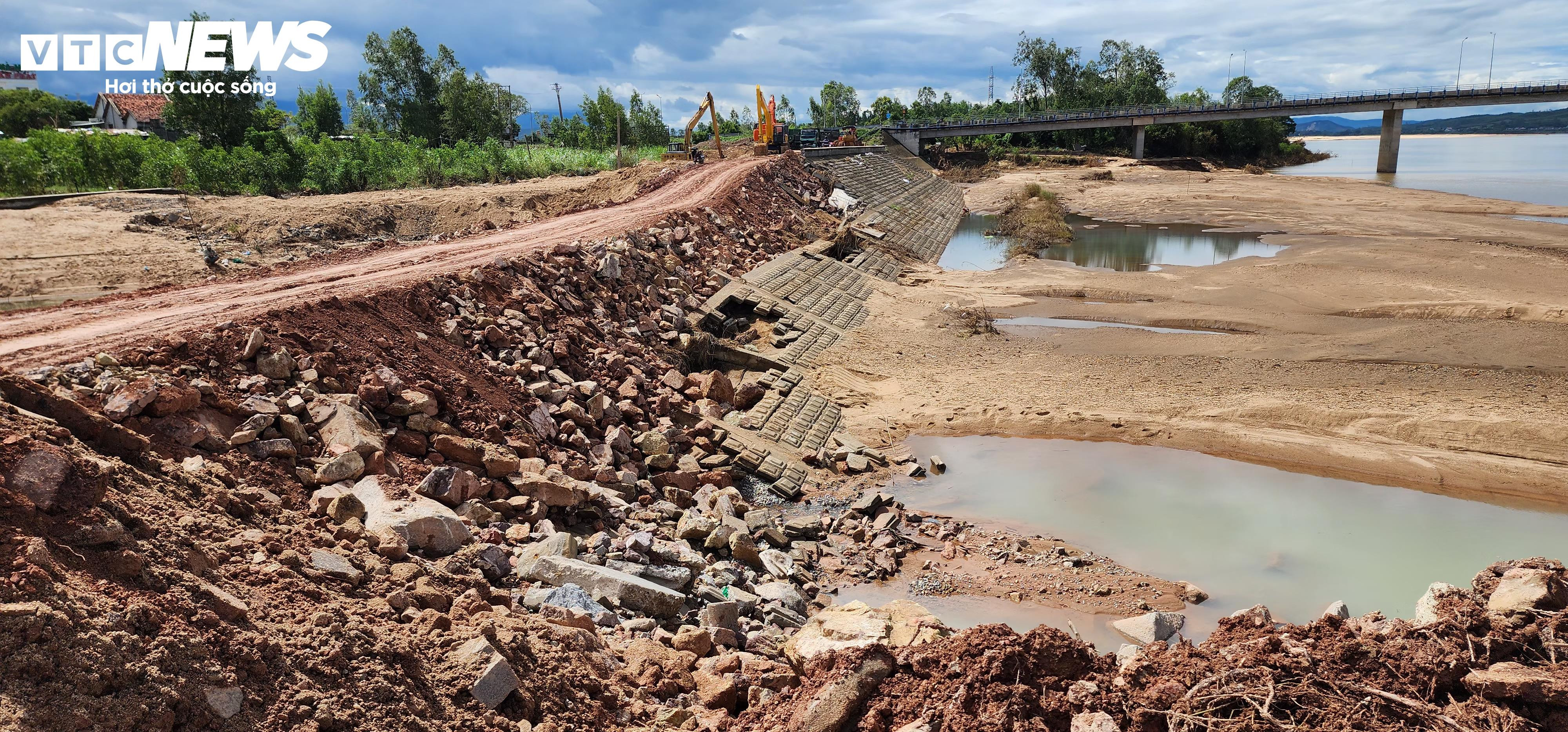 Bờ kè gần 150 tỷ ở Đắk Lắk mới đưa vào sử dụng 2 năm đã tan nát - 3