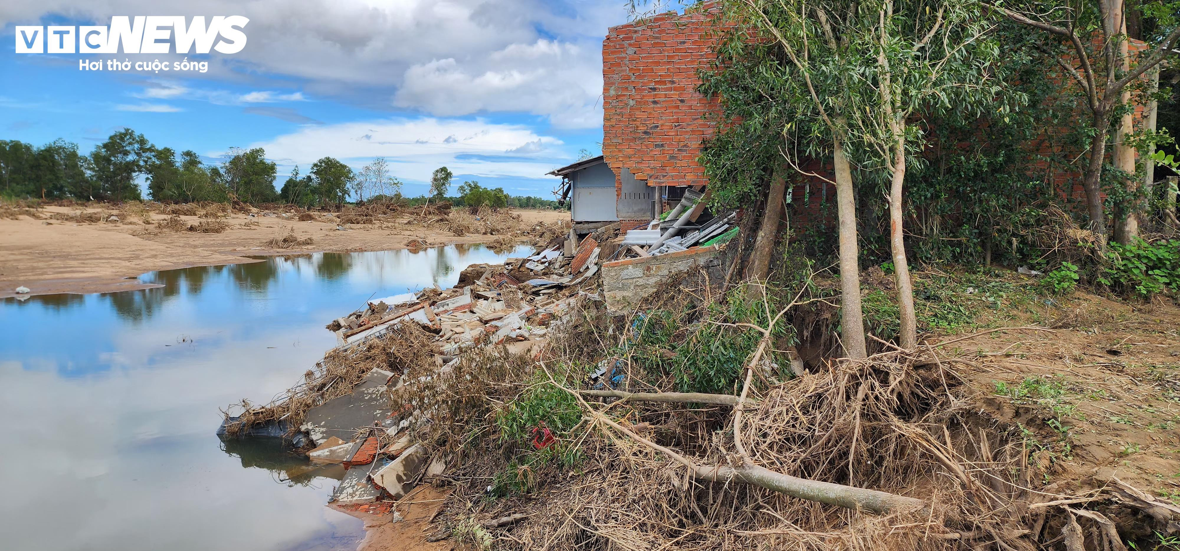 Bờ kè gần 150 tỷ ở Đắk Lắk mới đưa vào sử dụng 2 năm đã tan nát - 10