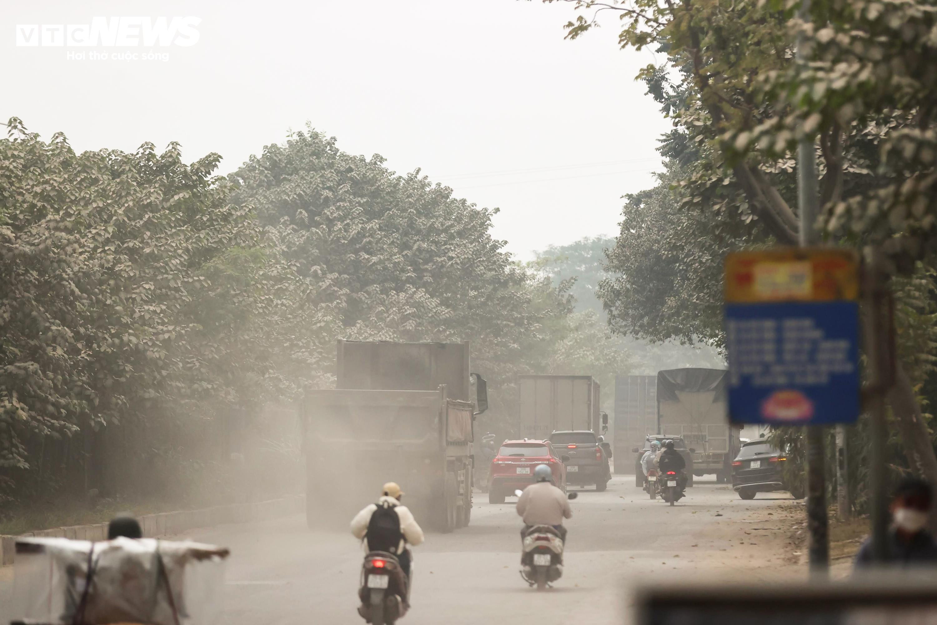 'Bão bụi' bao phủ đường cửa ngõ Hà Nội, cây cối chuyển màu trắng xóa - 10