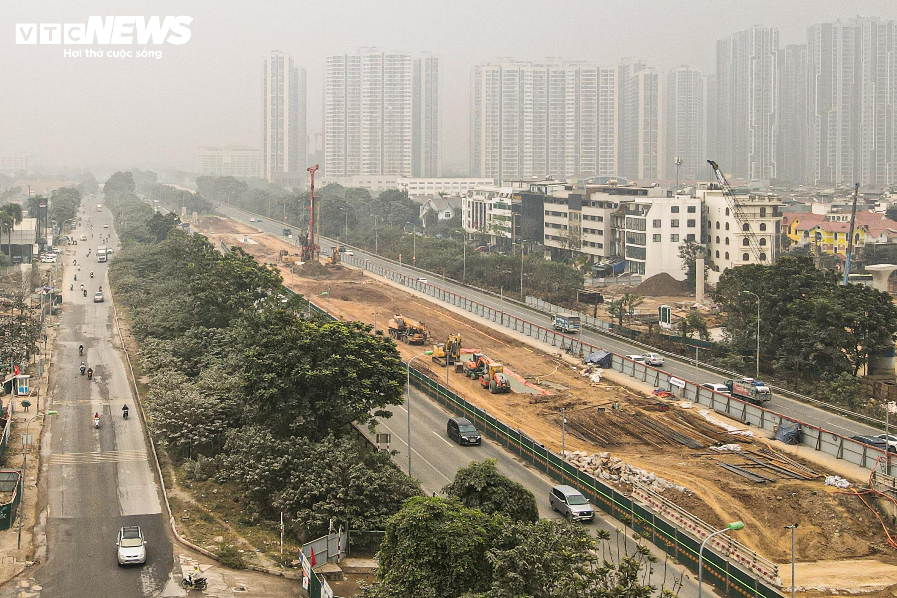 'Bão bụi' bao phủ đường cửa ngõ Hà Nội, cây cối chuyển màu trắng xóa - 1