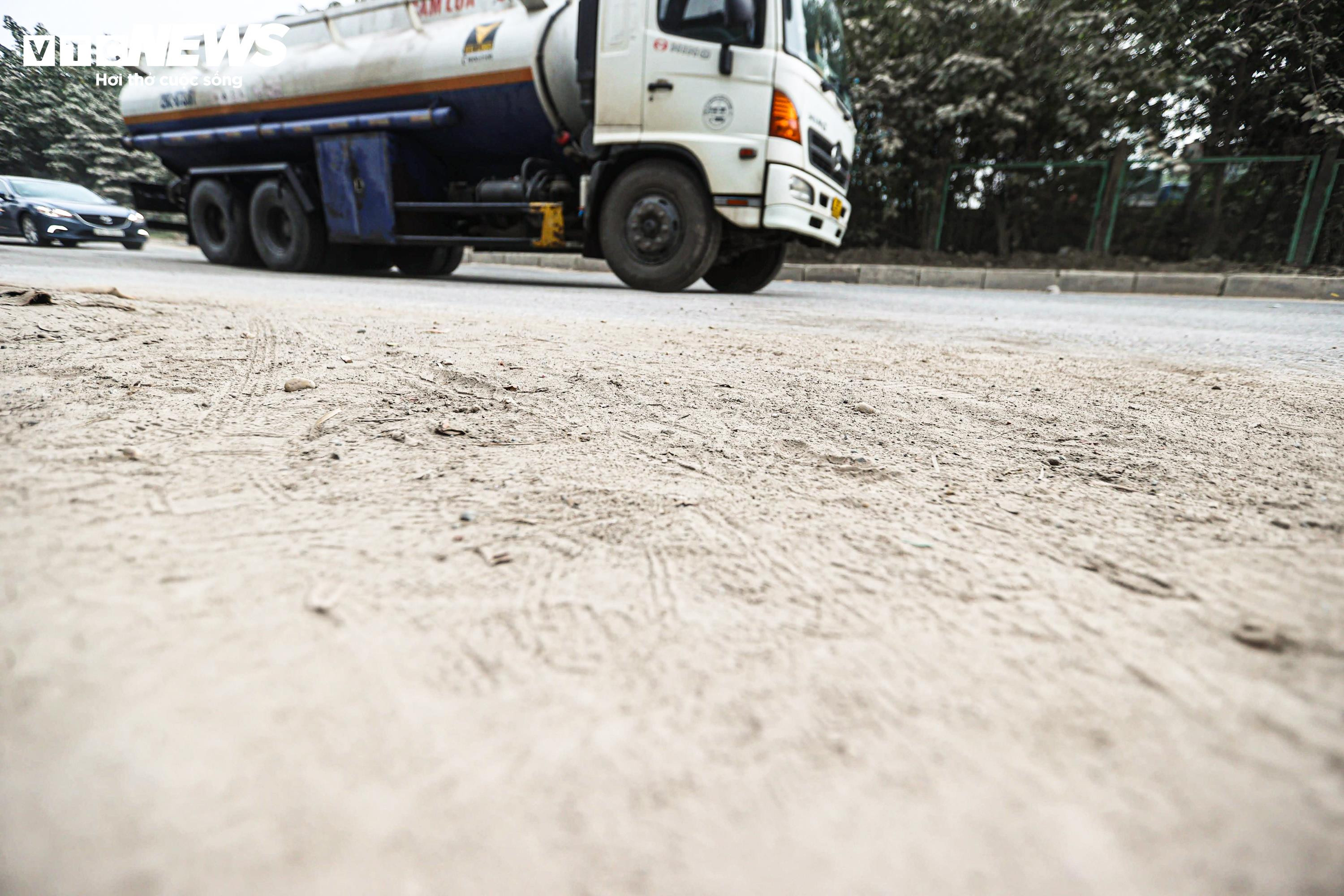 'Bão bụi' bao phủ đường cửa ngõ Hà Nội, cây cối chuyển màu trắng xóa - 12