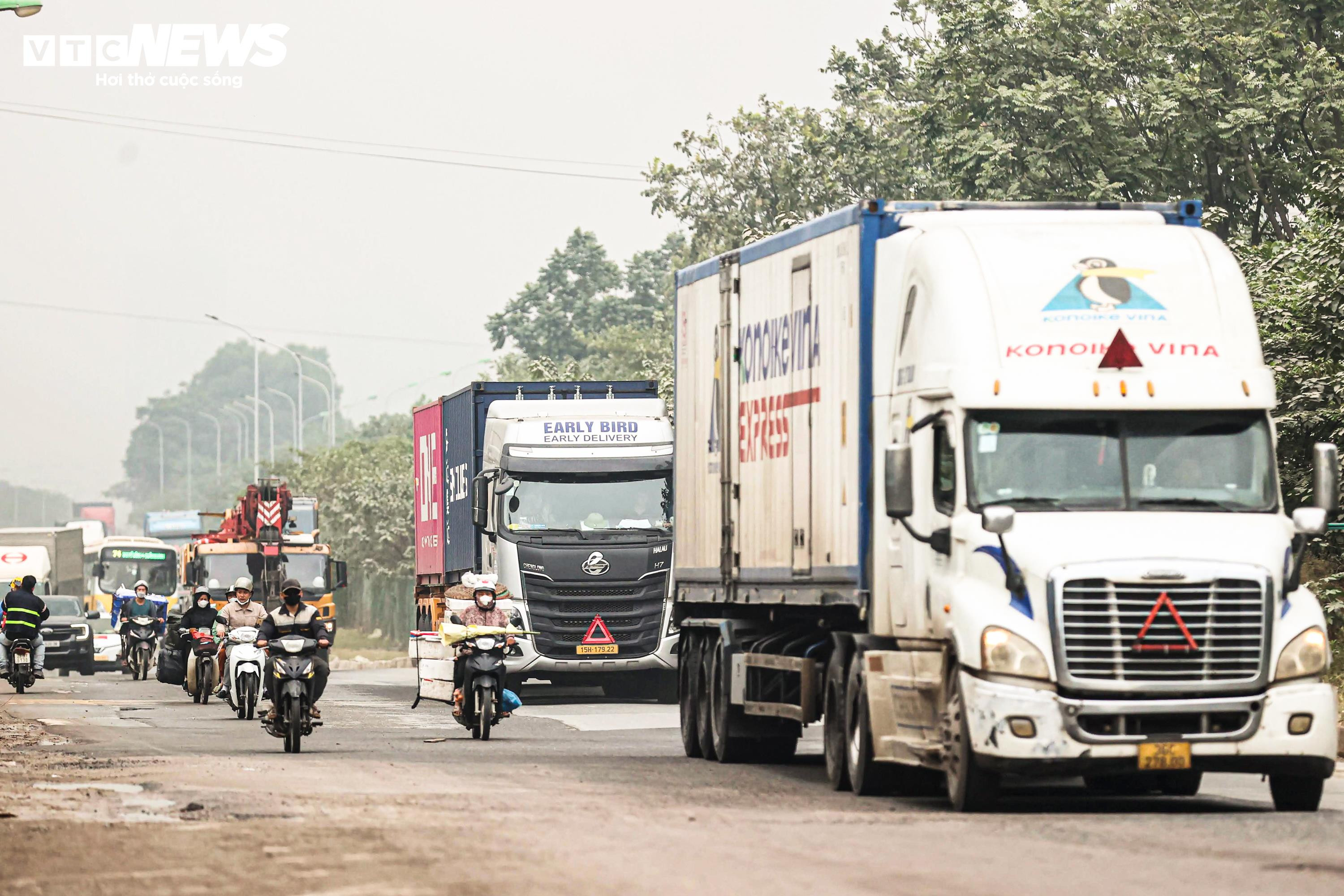 'Bão bụi' bao phủ đường cửa ngõ Hà Nội, cây cối chuyển màu trắng xóa - 8