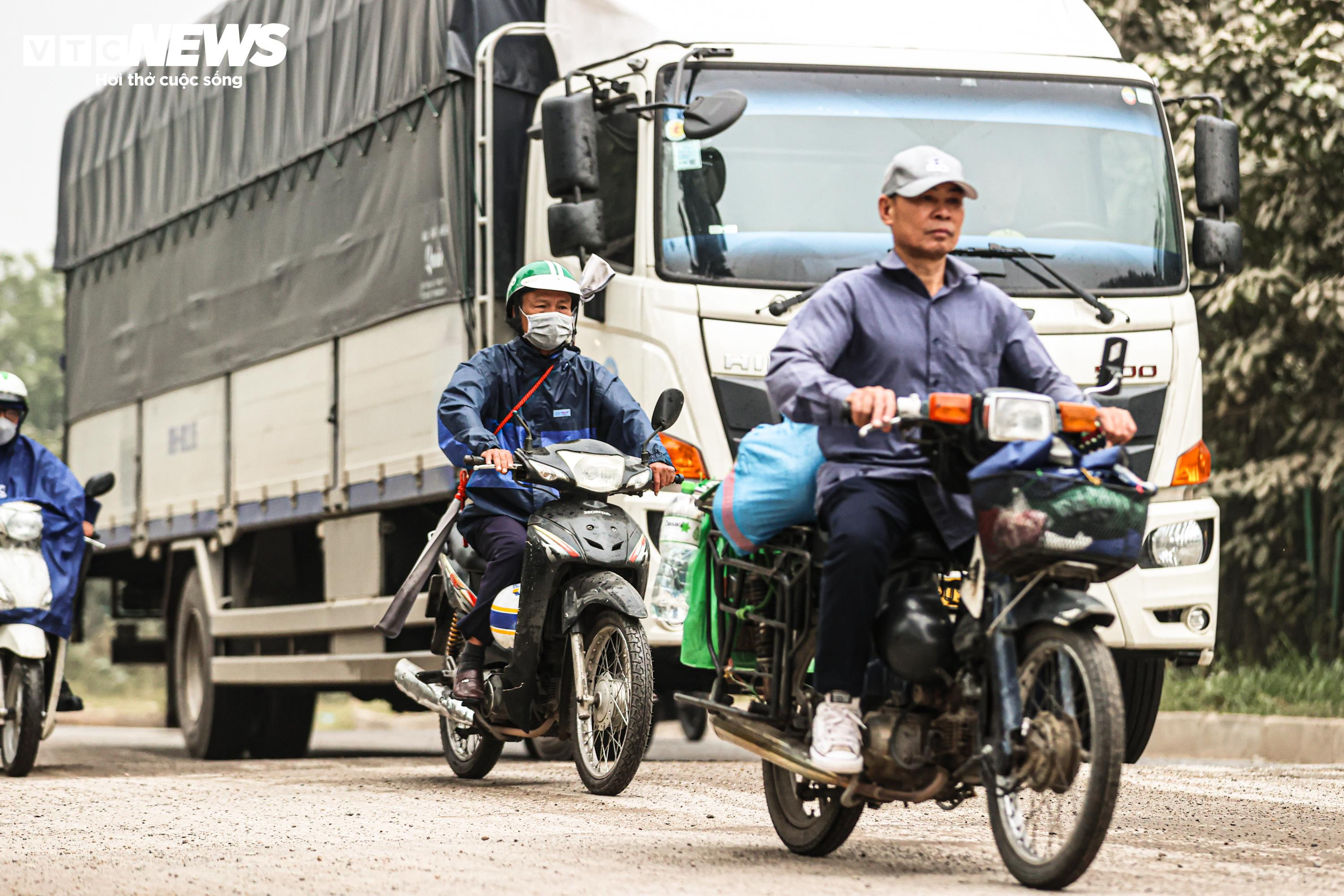 'Bão bụi' bao phủ đường cửa ngõ Hà Nội, cây cối chuyển màu trắng xóa - 3