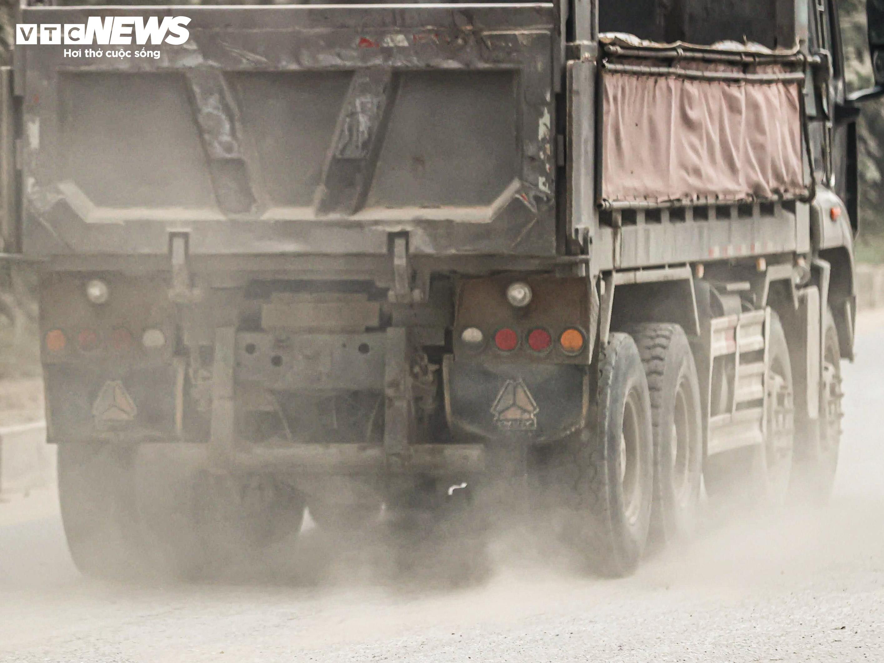 'Bão bụi' bao phủ đường cửa ngõ Hà Nội, cây cối chuyển màu trắng xóa - 6