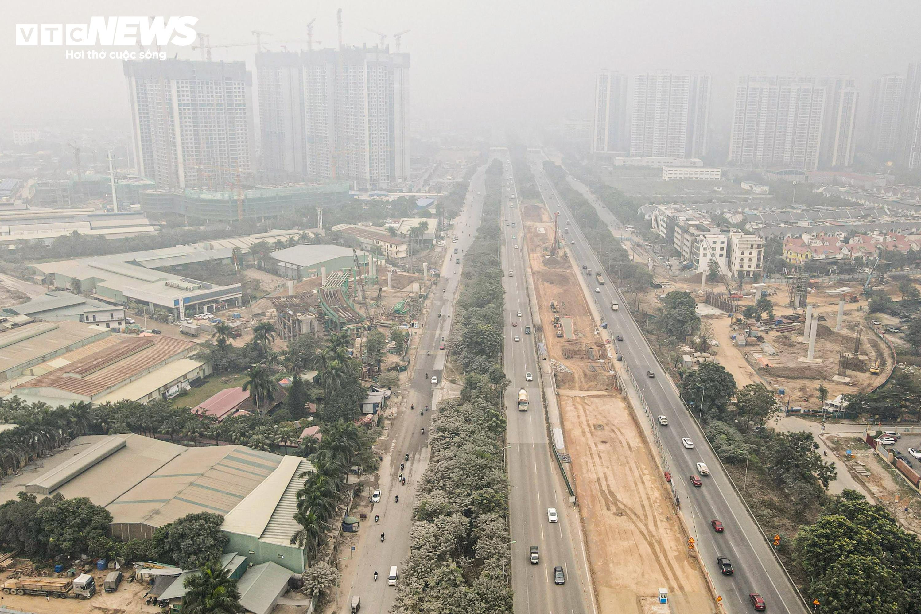 'Bão bụi' bao phủ đường cửa ngõ Hà Nội, cây cối chuyển màu trắng xóa - 7