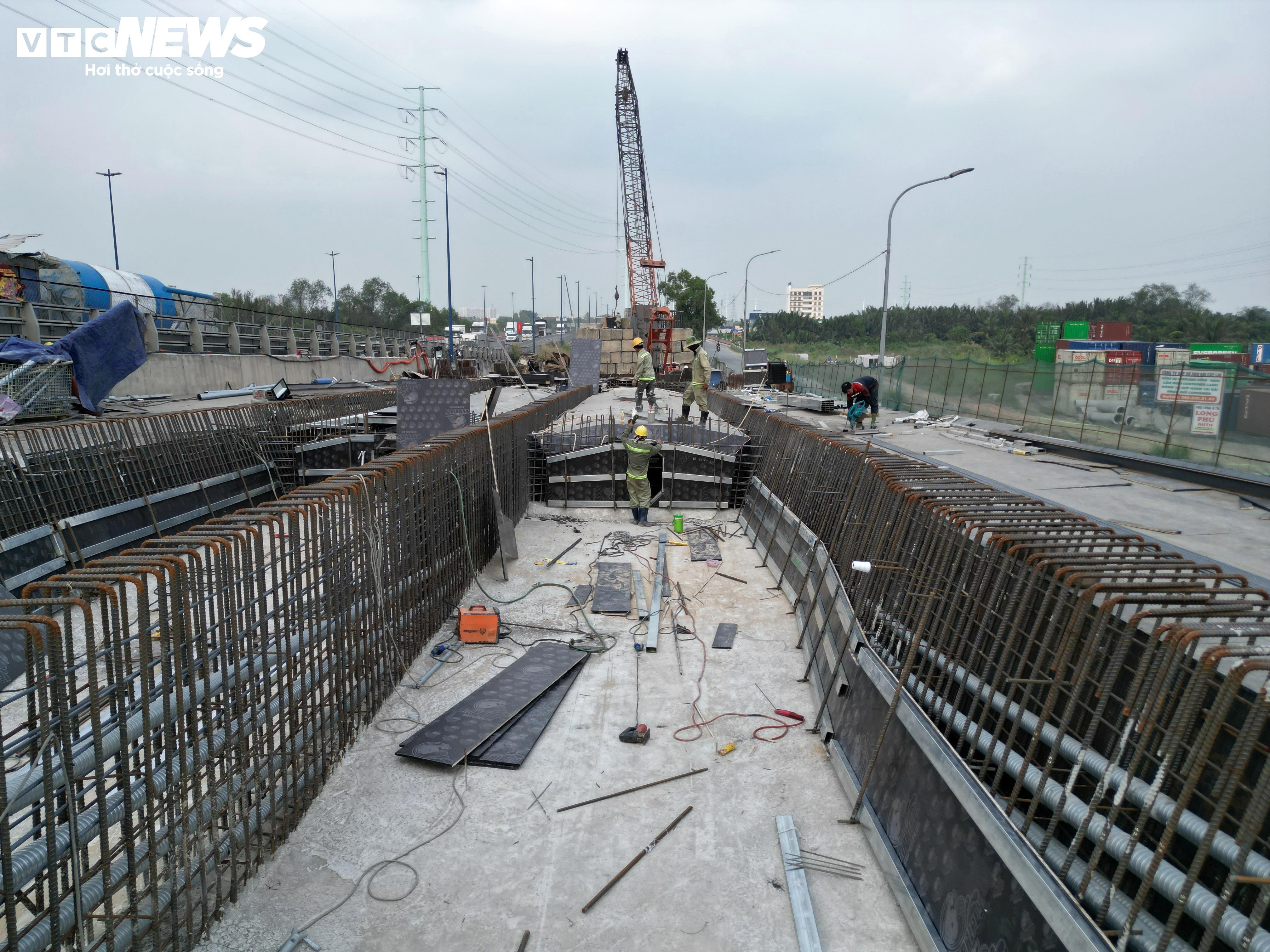 Nút giao kẹt xe bậc nhất TP.HCM tăng tốc thi công sau nhiều lần chậm tiến độ - 9