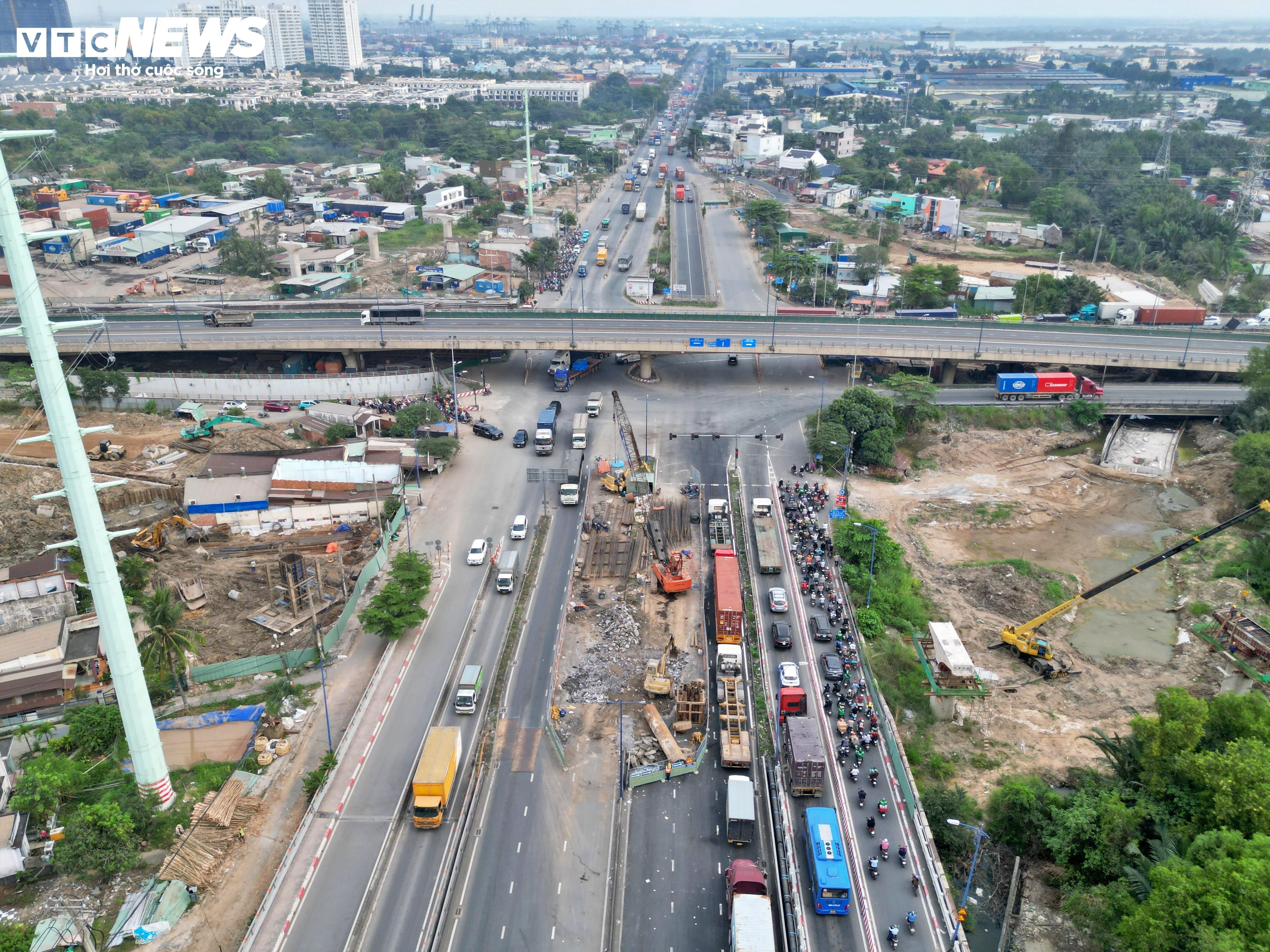Nút giao kẹt xe bậc nhất TP.HCM tăng tốc thi công sau nhiều lần chậm tiến độ - 14