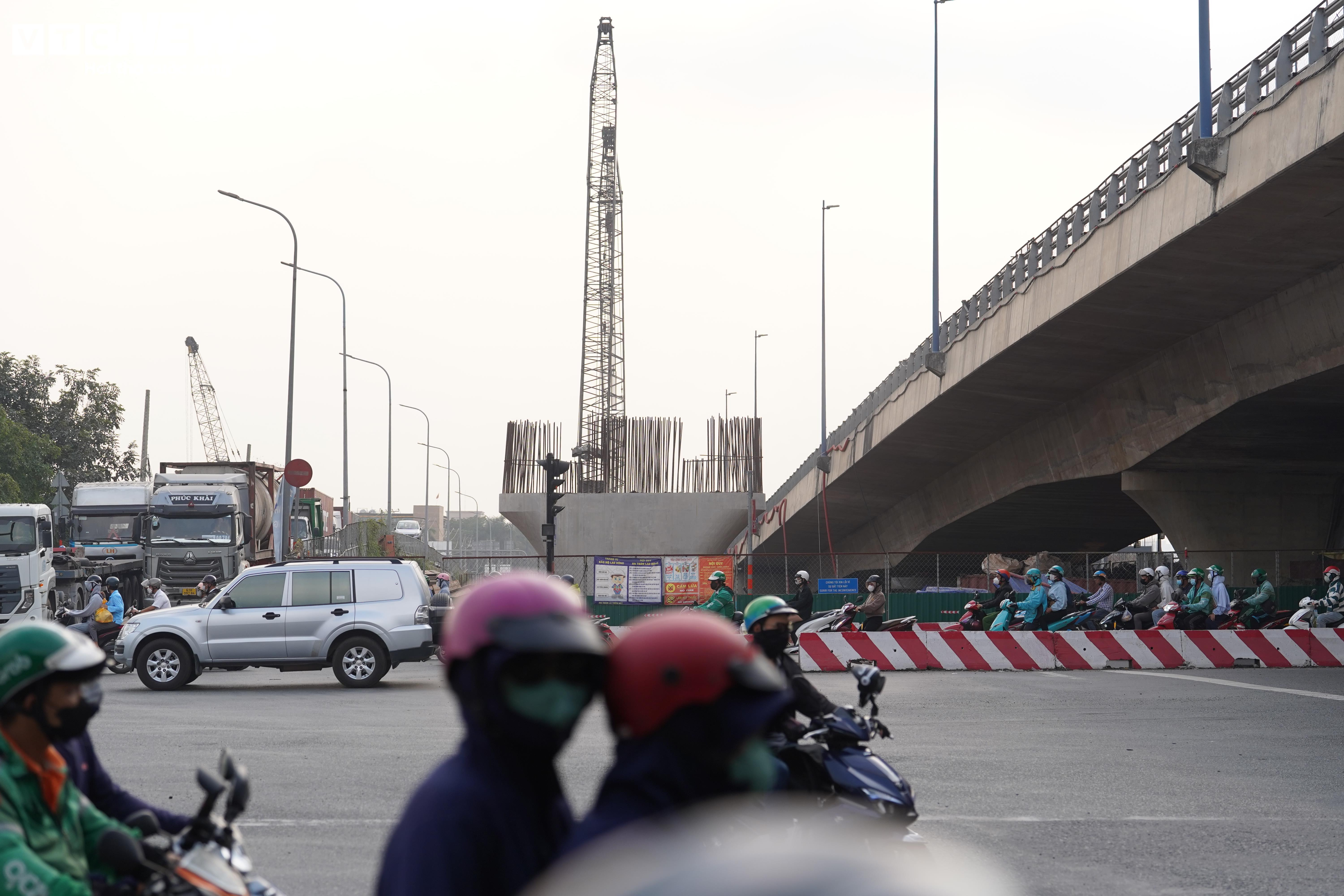 Nút giao kẹt xe bậc nhất TP.HCM tăng tốc thi công sau nhiều lần chậm tiến độ - 17