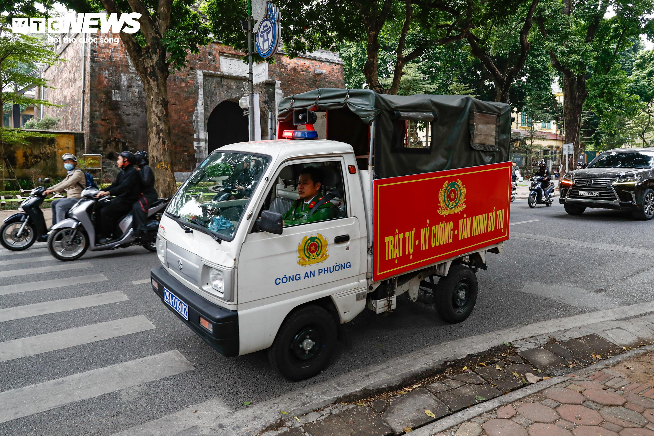 Tuyến phố đẹp nhất Hà Nội thông thoáng lạ thường sau khi lập lại trật tự vỉa hè - 8