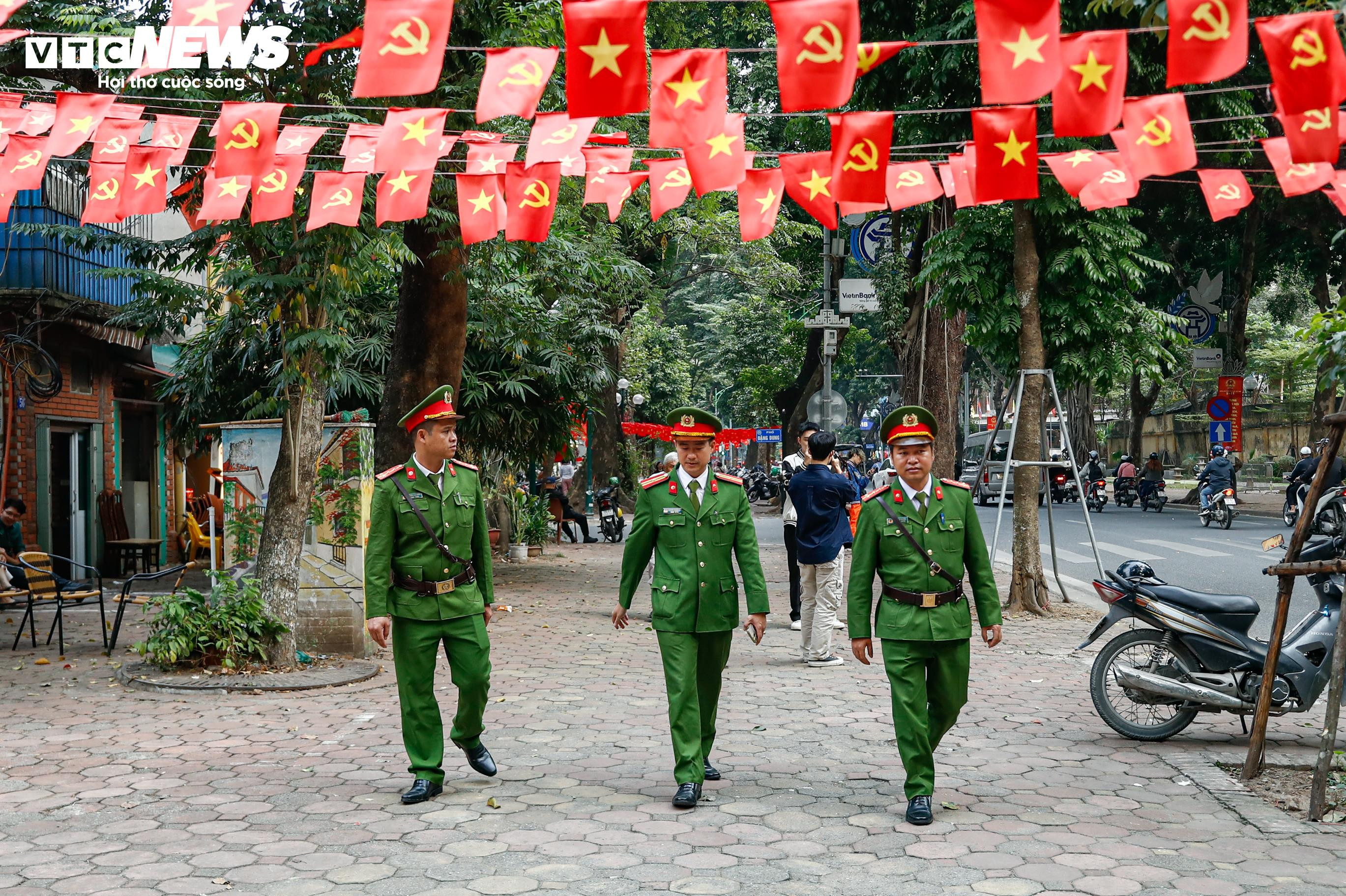 Tuyến phố đẹp nhất Hà Nội thông thoáng lạ thường sau khi lập lại trật tự vỉa hè - 9