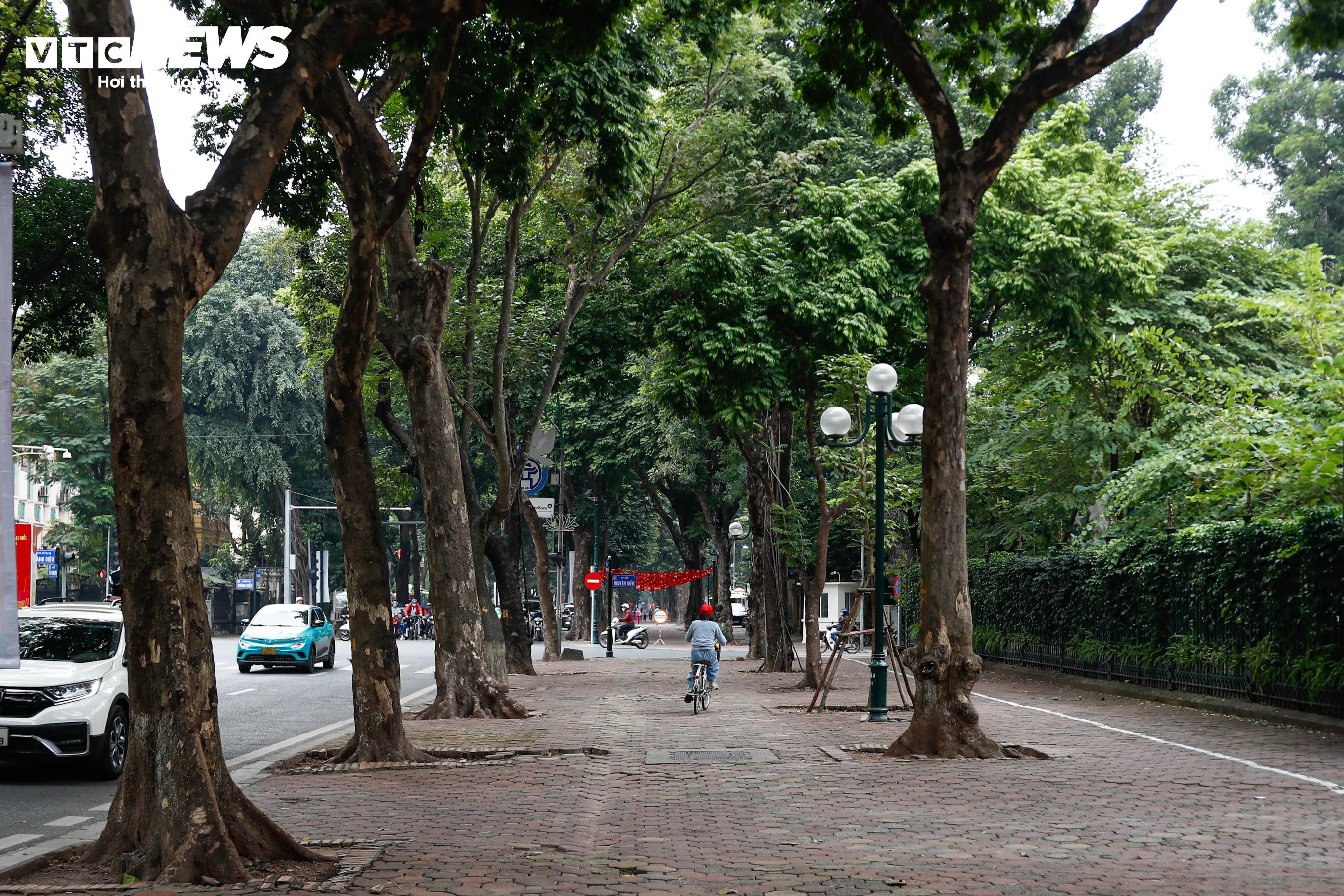 Tuyến phố đẹp nhất Hà Nội thông thoáng lạ thường sau khi lập lại trật tự vỉa hè - 3