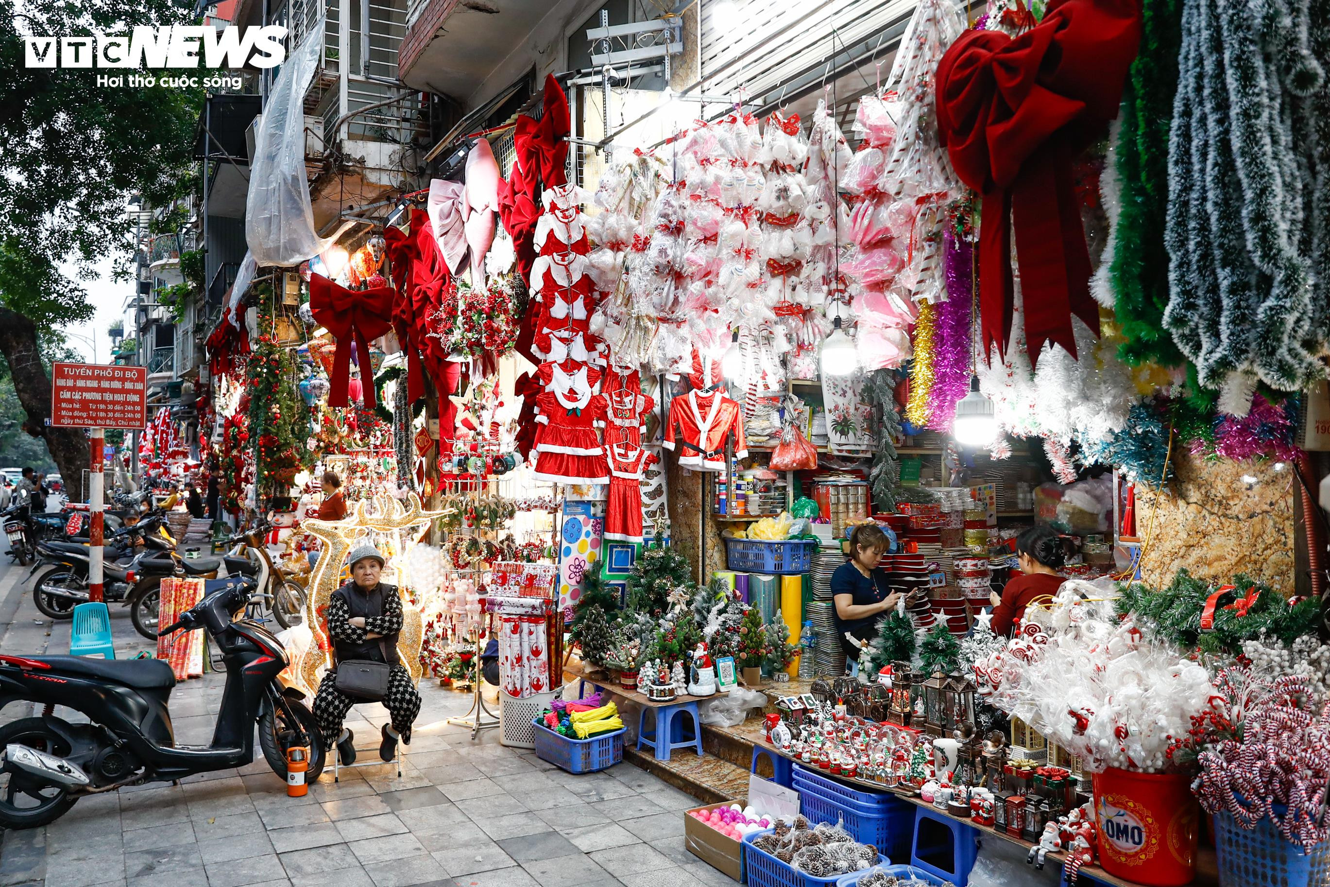 Tuyến phố đẹp nhất Hà Nội thông thoáng lạ thường sau khi lập lại trật tự vỉa hè - 12