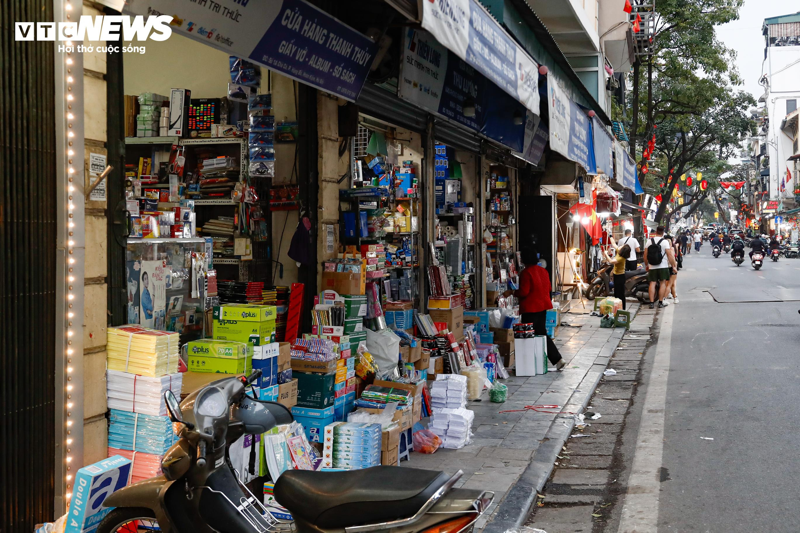 Tuyến phố đẹp nhất Hà Nội thông thoáng lạ thường sau khi lập lại trật tự vỉa hè - 16