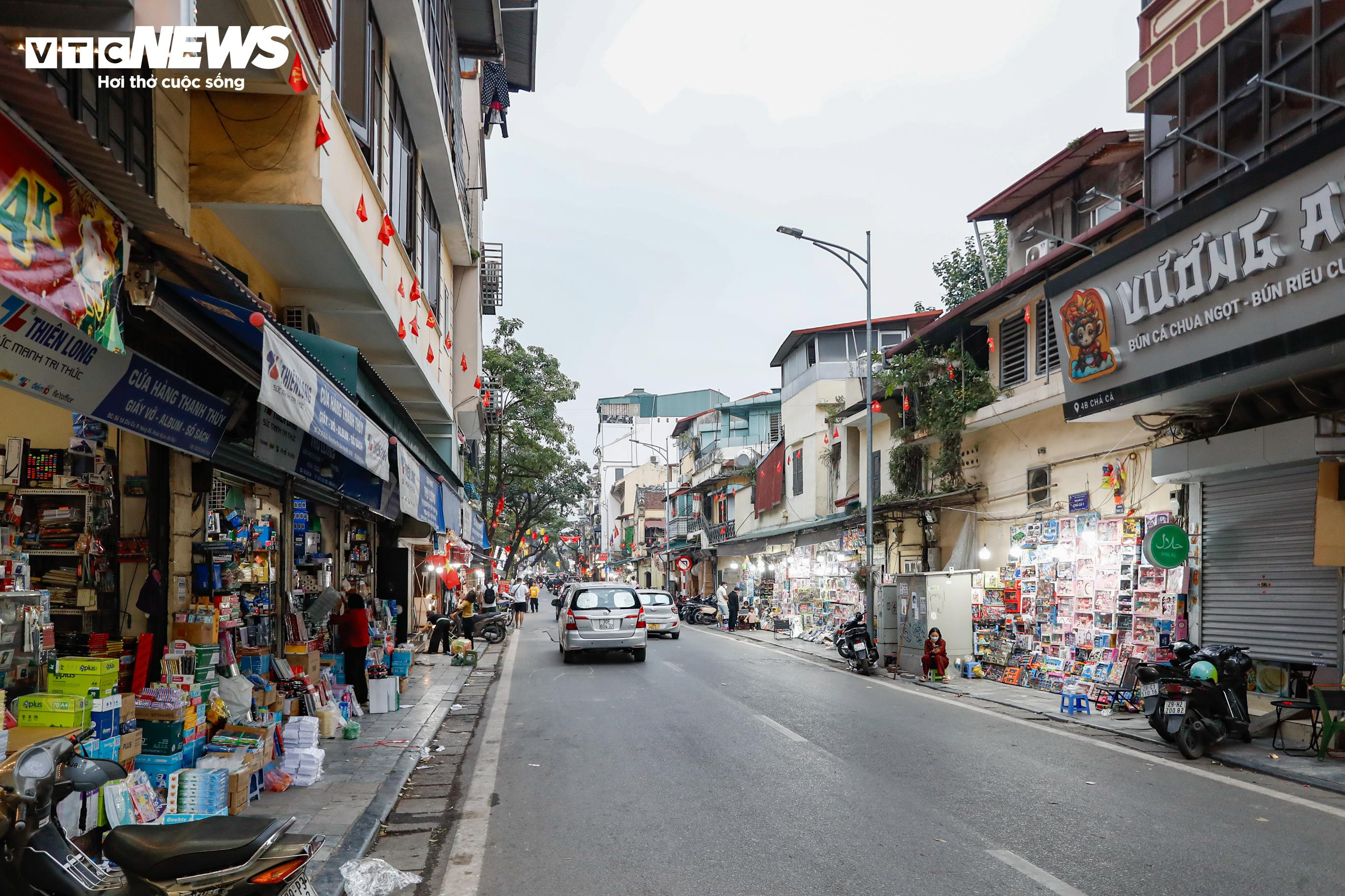 Tuyến phố đẹp nhất Hà Nội thông thoáng lạ thường sau khi lập lại trật tự vỉa hè - 17