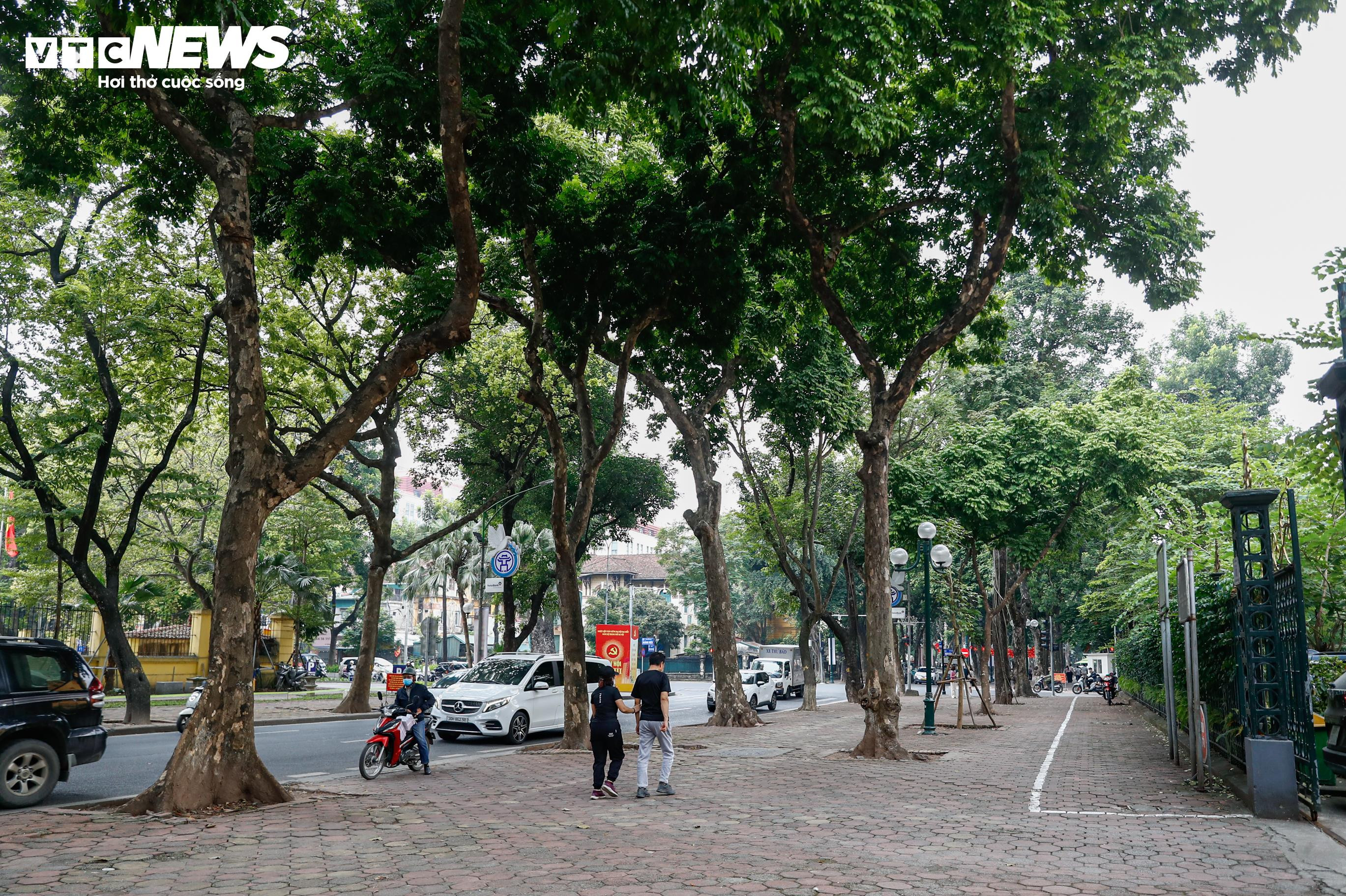 Tuyến phố đẹp nhất Hà Nội thông thoáng lạ thường sau khi lập lại trật tự vỉa hè - 1