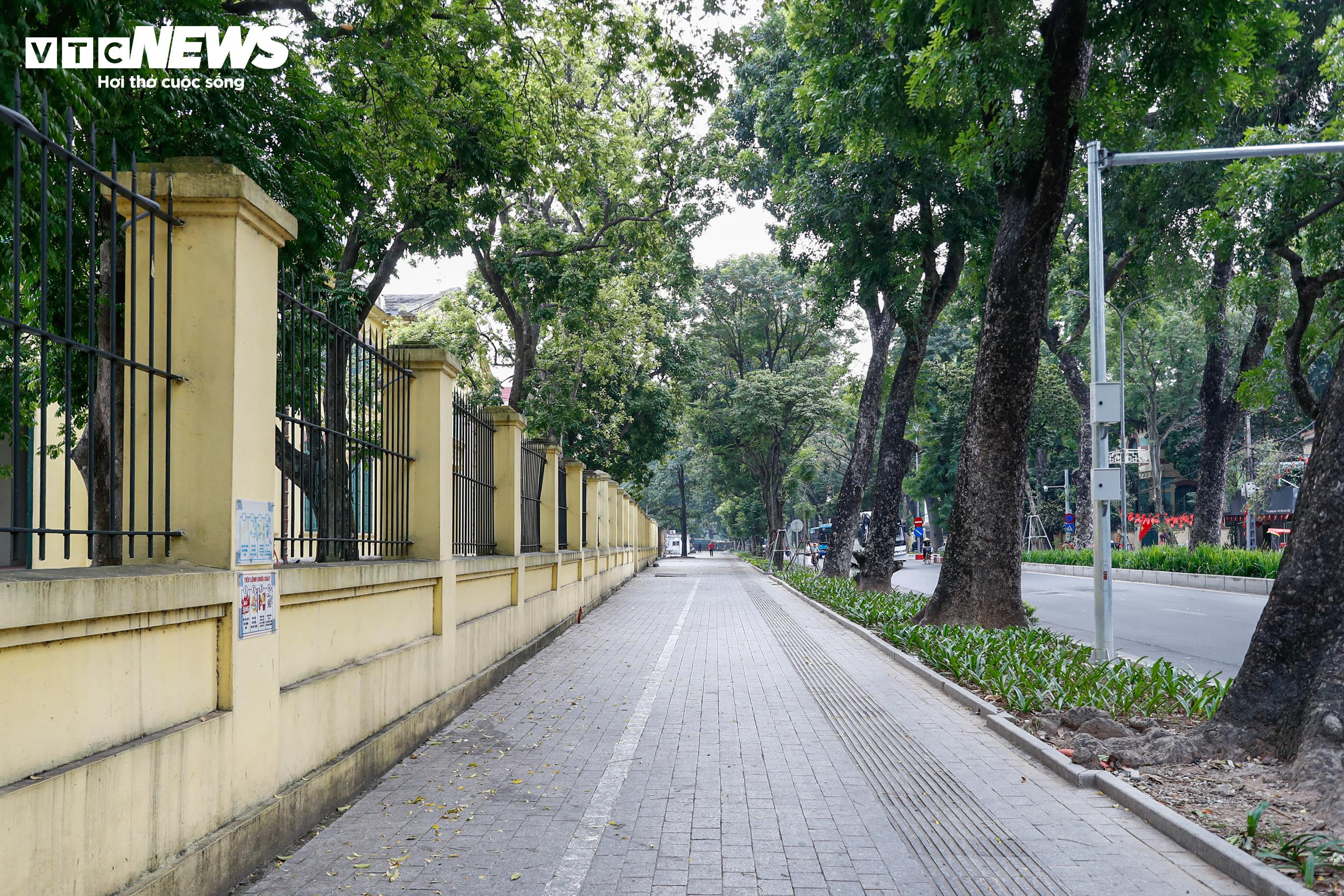 Tuyến phố đẹp nhất Hà Nội thông thoáng lạ thường sau khi lập lại trật tự vỉa hè - 6