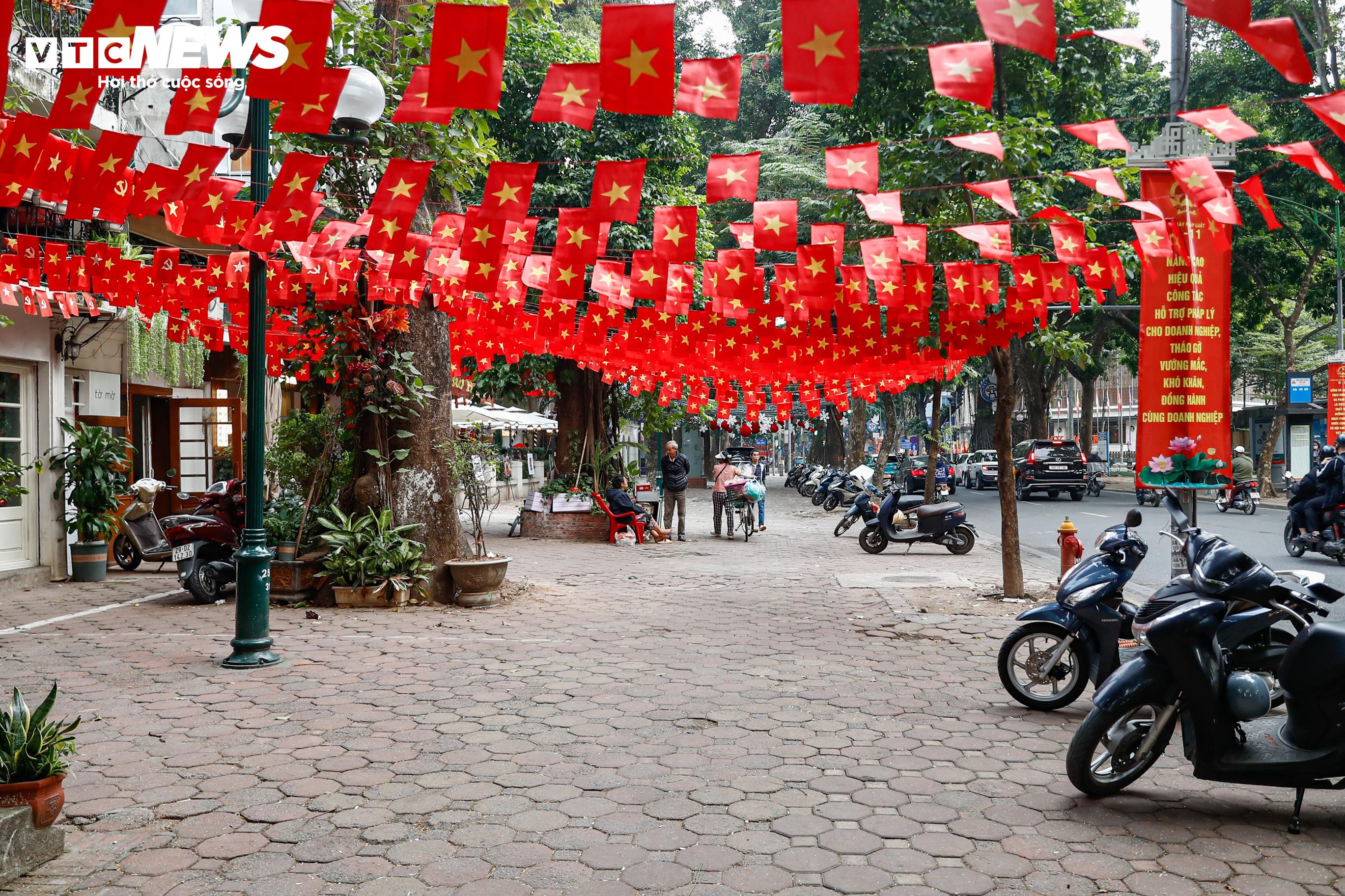 Tuyến phố đẹp nhất Hà Nội thông thoáng lạ thường sau khi lập lại trật tự vỉa hè - 7