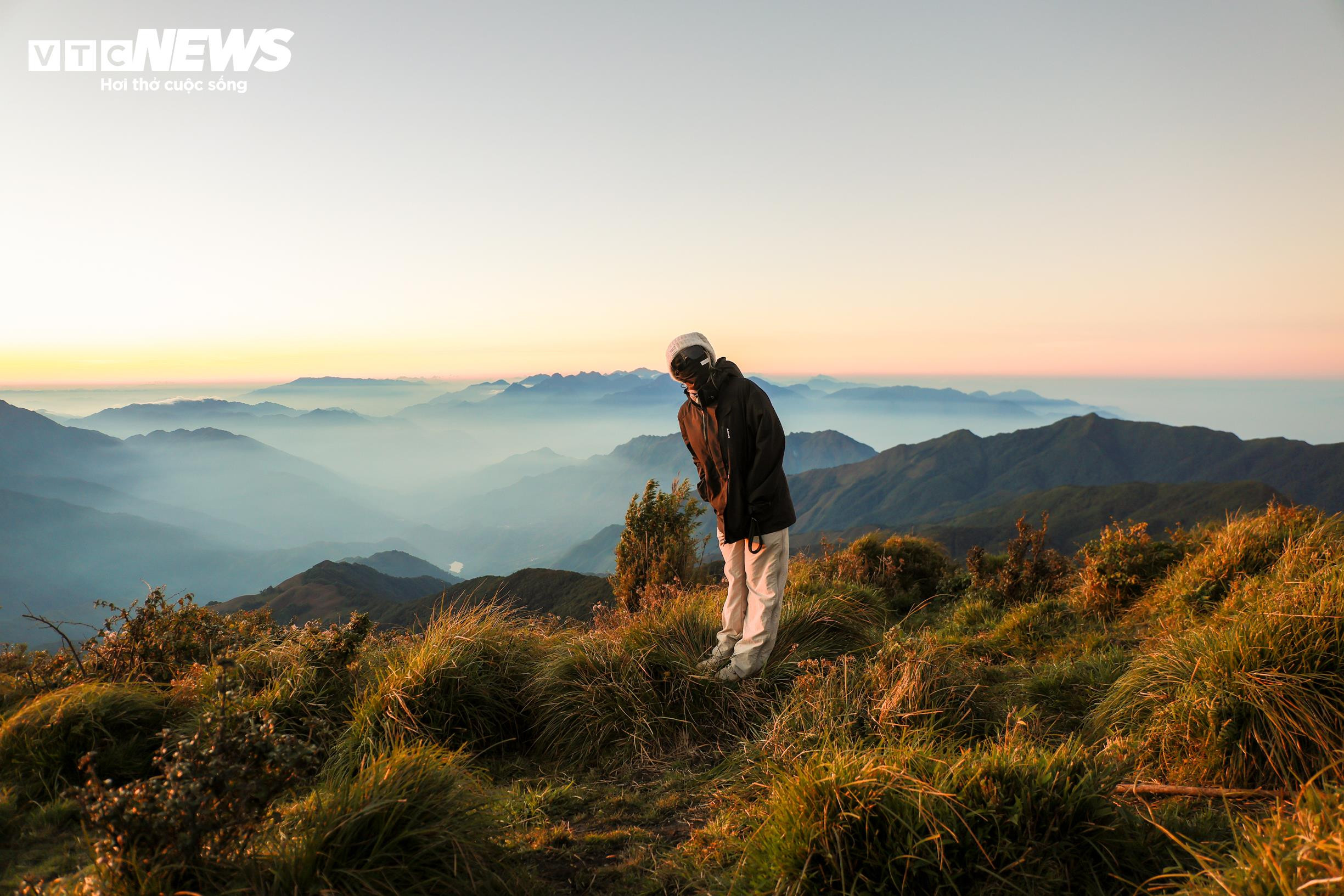 Biển mây bồng bềnh mùa cuối năm, Lùng Cúng thành điểm hẹn của dân trekking - 11