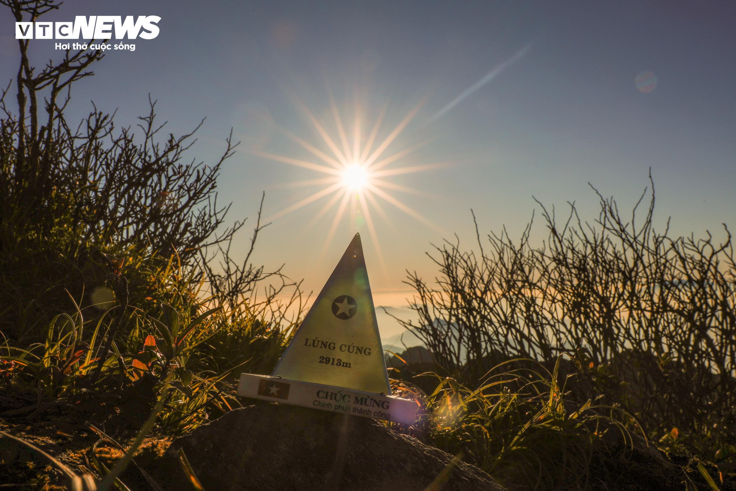 Biển mây bồng bềnh mùa cuối năm, Lùng Cúng thành điểm hẹn của dân trekking - 1