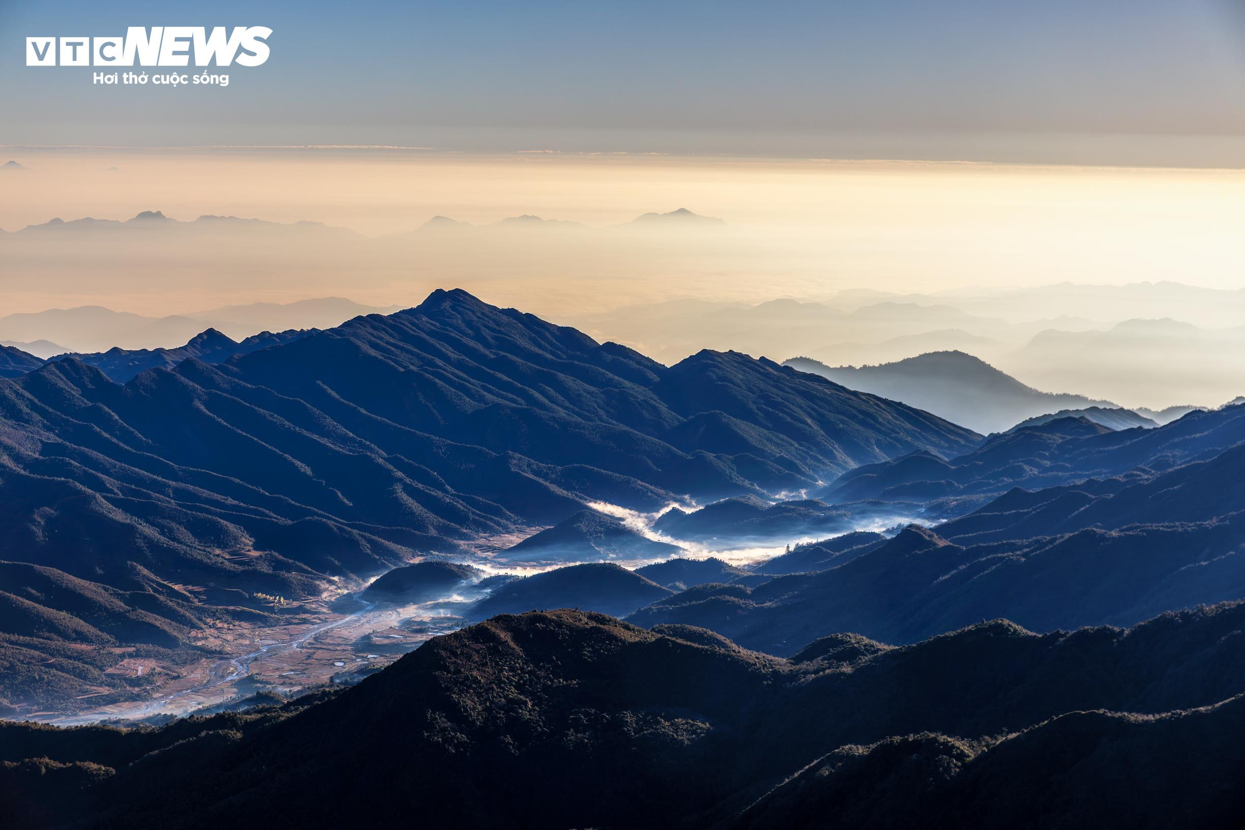 Biển mây bồng bềnh mùa cuối năm, Lùng Cúng thành điểm hẹn của dân trekking - 2