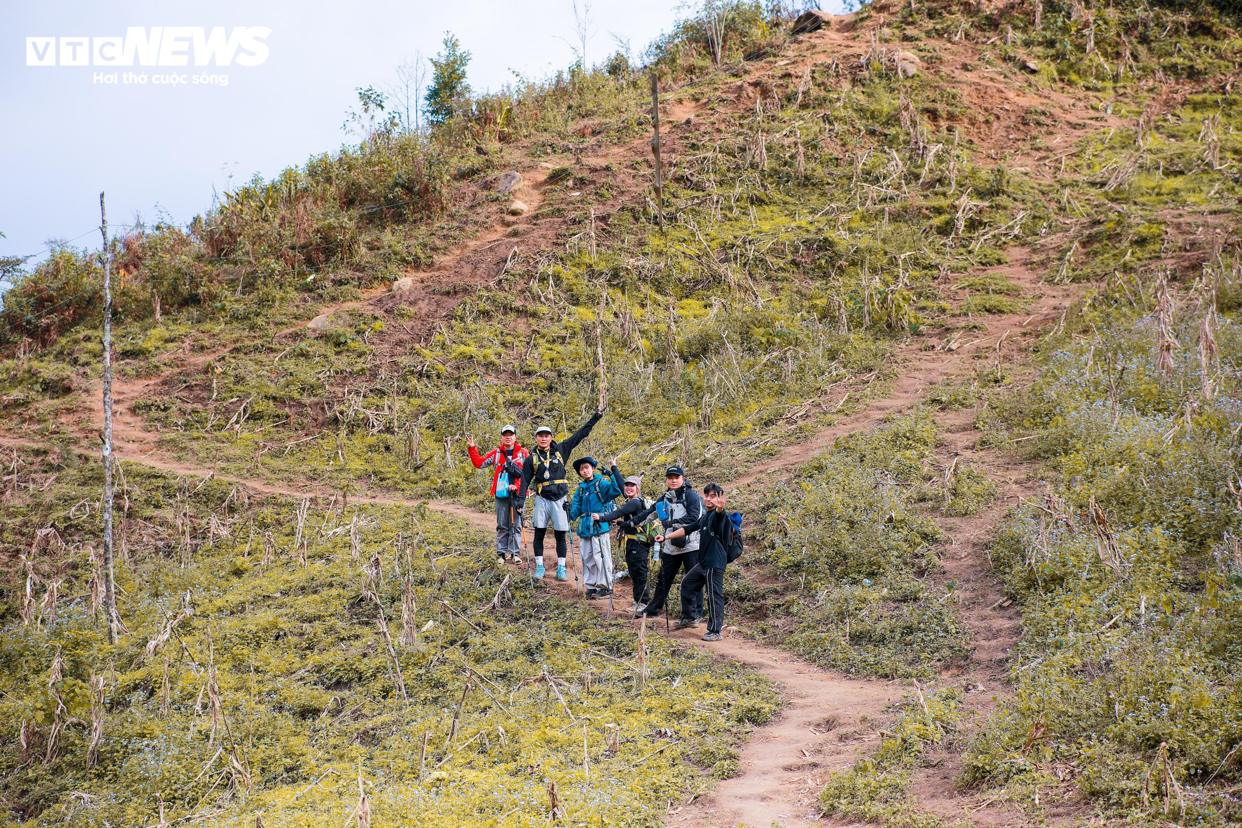 Biển mây bồng bềnh mùa cuối năm, Lùng Cúng thành điểm hẹn của dân trekking - 3