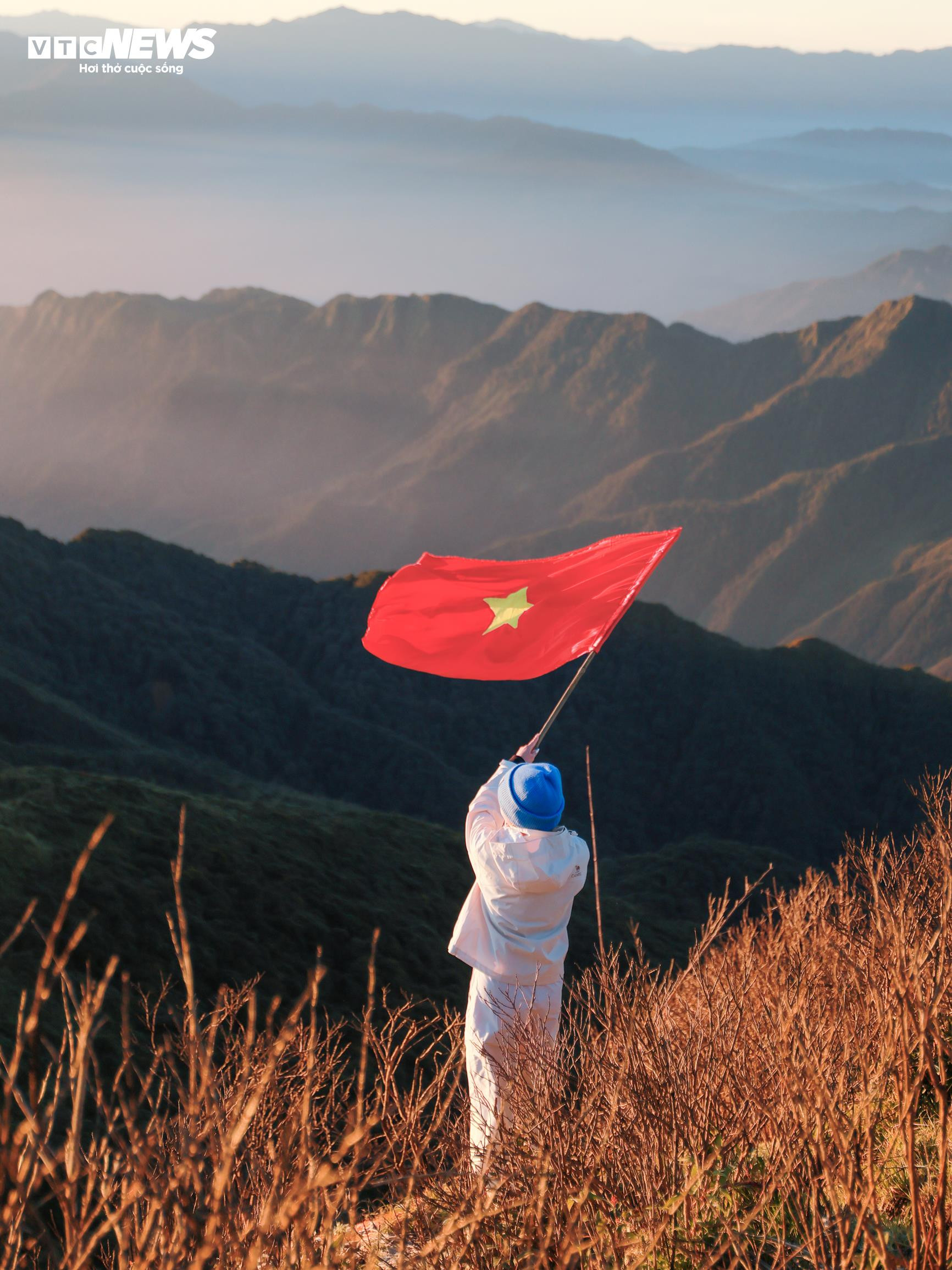 Biển mây bồng bềnh mùa cuối năm, Lùng Cúng thành điểm hẹn của dân trekking - 5