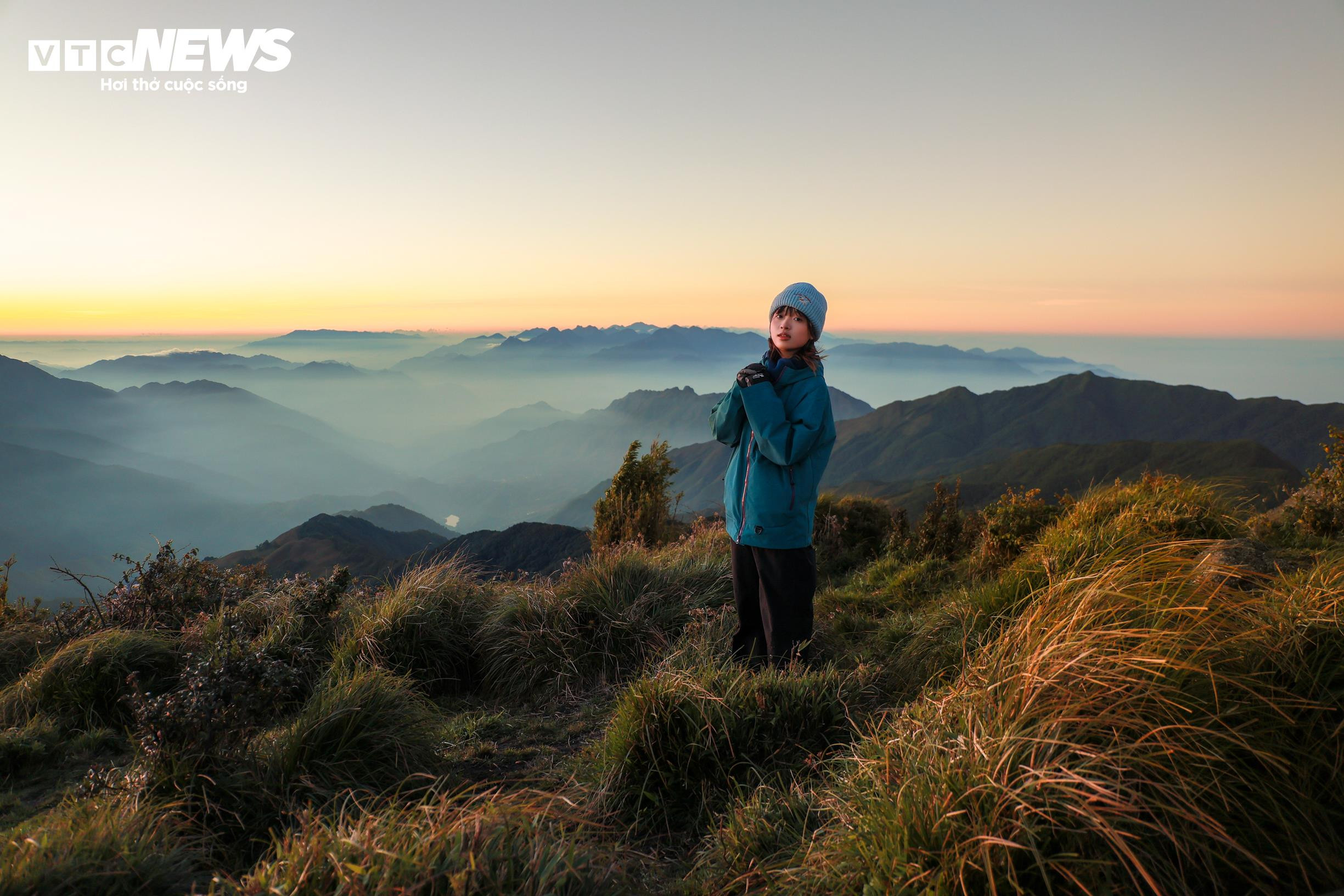 Biển mây bồng bềnh mùa cuối năm, Lùng Cúng thành điểm hẹn của dân trekking - 6