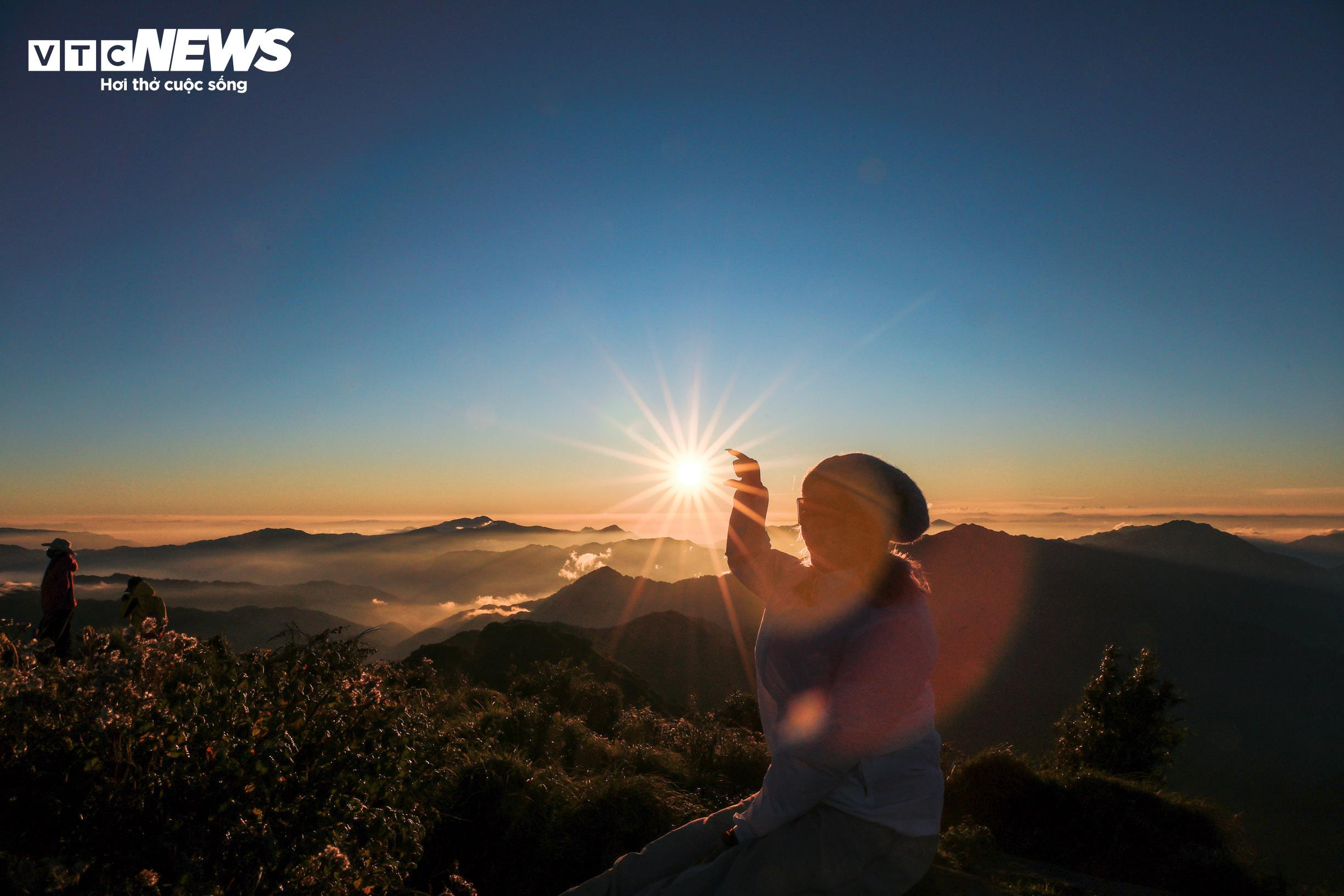 Biển mây bồng bềnh mùa cuối năm, Lùng Cúng thành điểm hẹn của dân trekking - 8