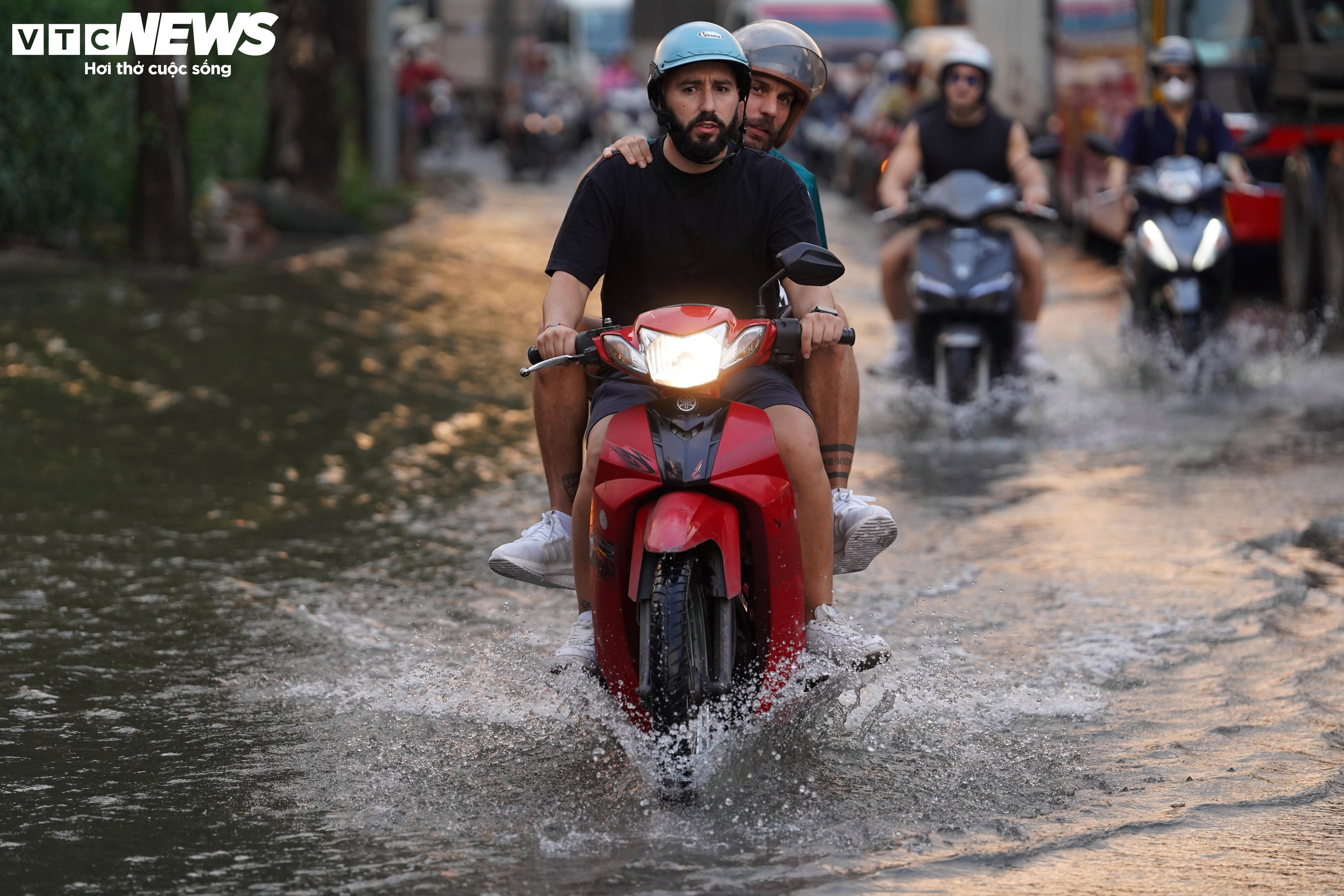 Triều cường đạt đỉnh giờ tan tầm, người TP.HCM lại bì bõm lội nước về nhà - 7