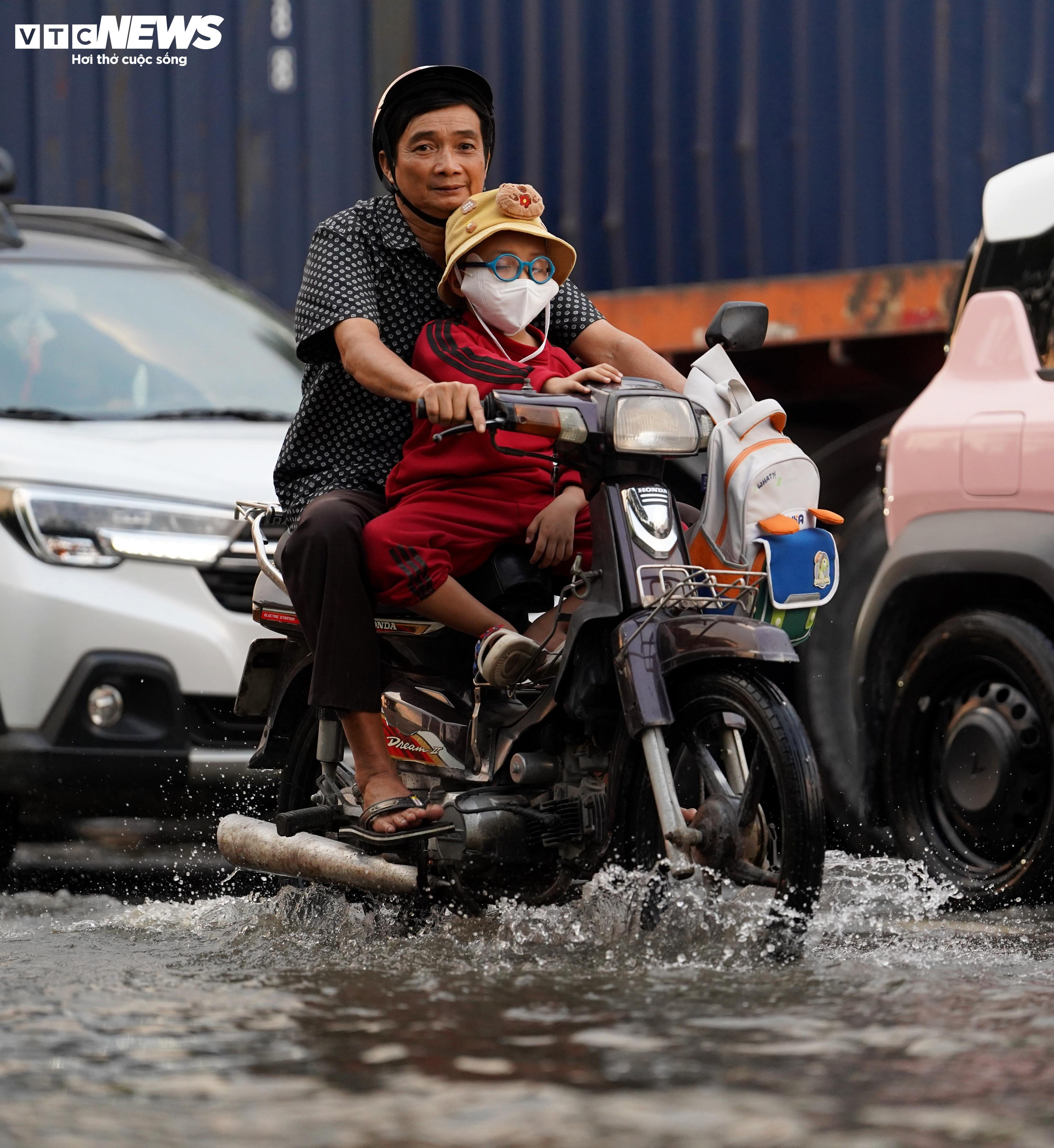 Triều cường đạt đỉnh giờ tan tầm, người TP.HCM lại bì bõm lội nước về nhà - 9