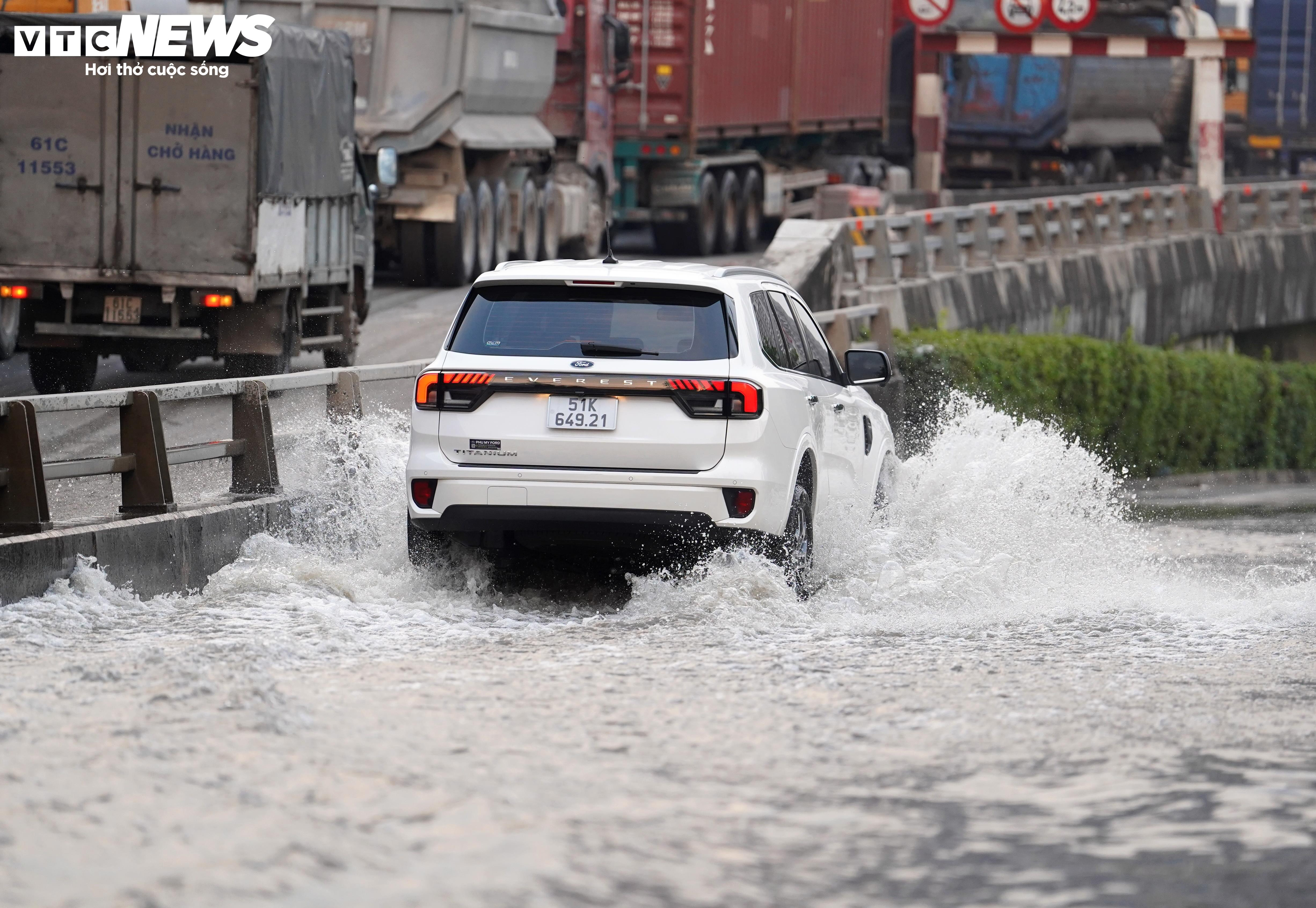 Triều cường đạt đỉnh giờ tan tầm, người TP.HCM lại bì bõm lội nước về nhà - 6