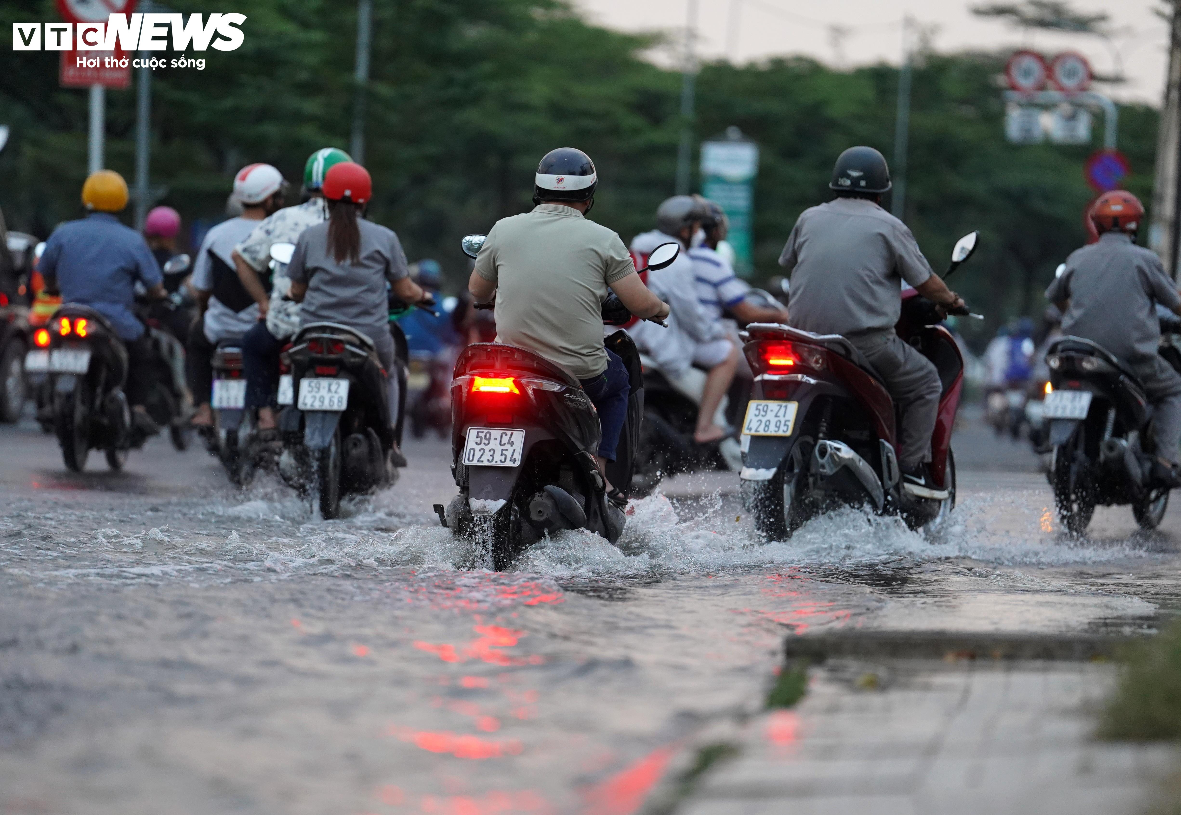 Triều cường đạt đỉnh giờ tan tầm, người TP.HCM lại bì bõm lội nước về nhà - 11