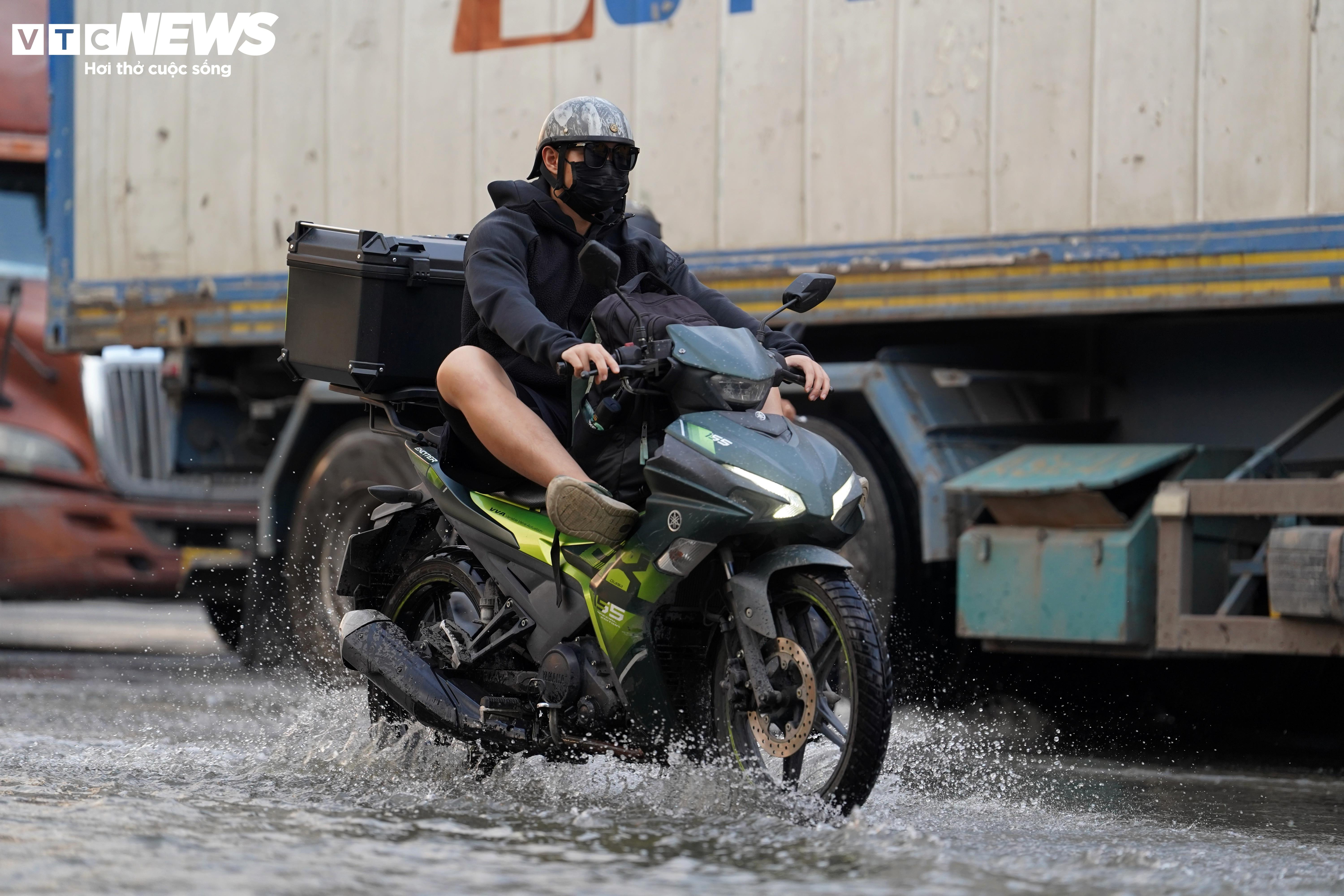 Triều cường đạt đỉnh giờ tan tầm, người TP.HCM lại bì bõm lội nước về nhà - 10